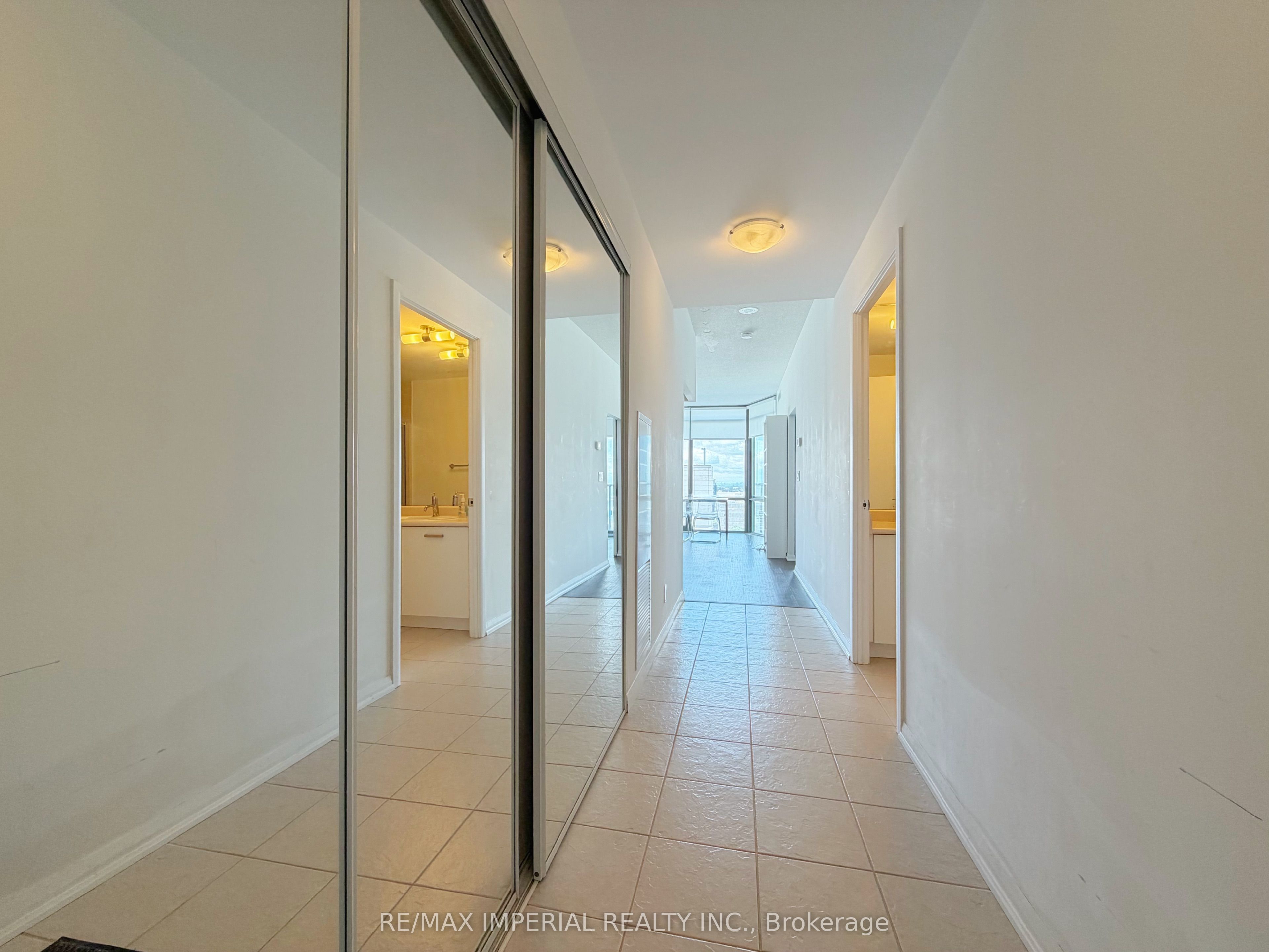 832 Bay Street 1802, Toronto, ON M5S 1Z6 photo 2