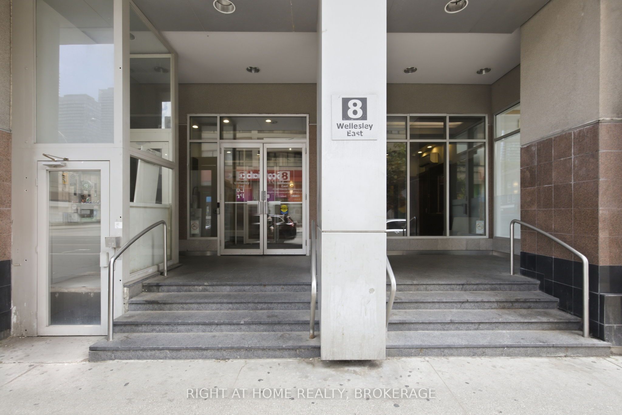 8 Wellesley Street E 802, Toronto, ON M4Y 3B2 photo 3