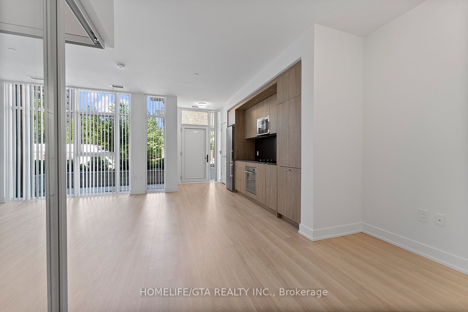 30 Inn On The Park Drive 206, Toronto, ON M3C 0P7 photo 4