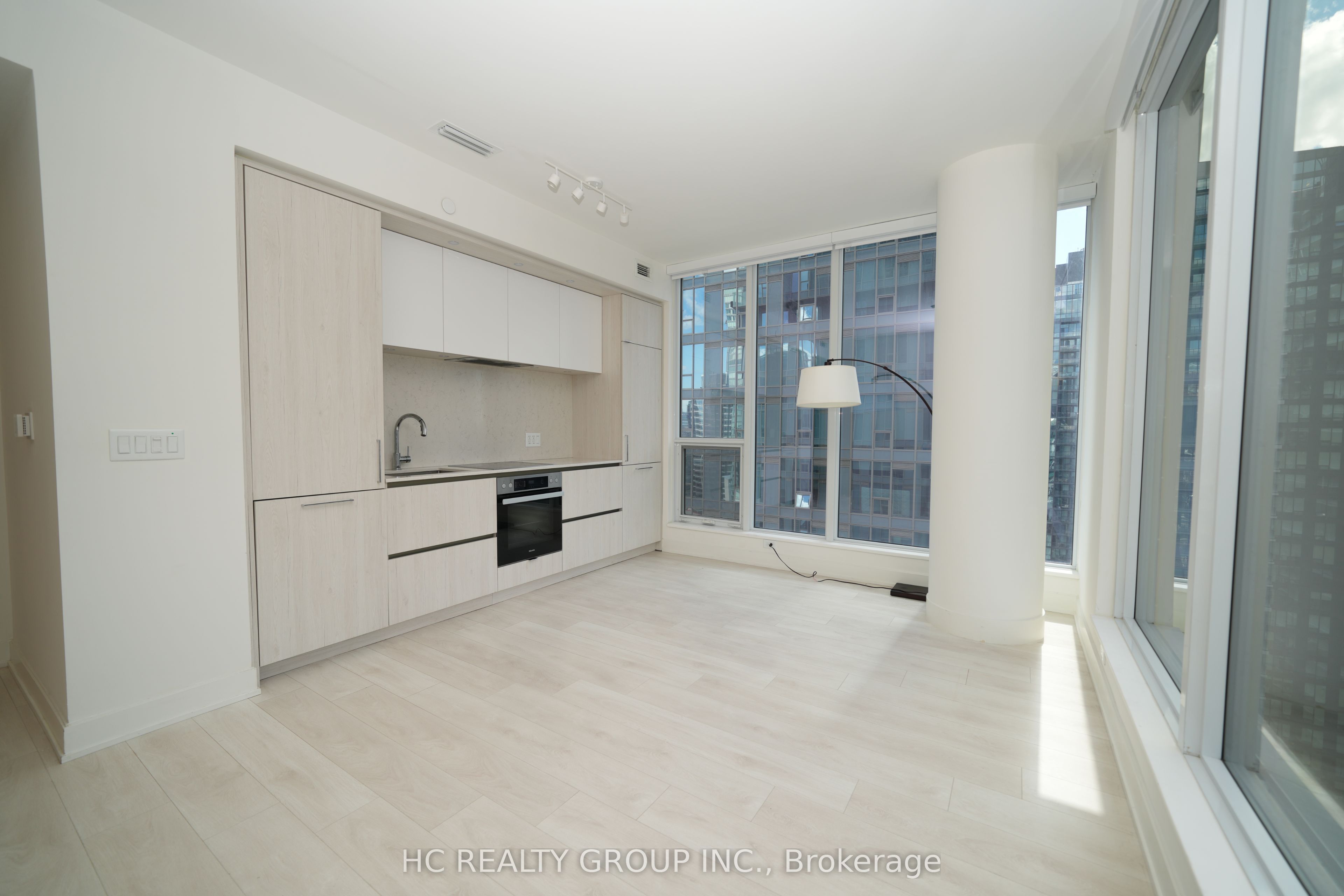 15 Mercer Street 3204, Toronto, ON M5V 1H2