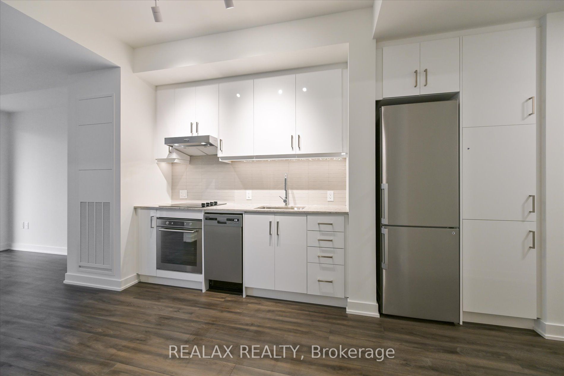 9 TECUMSETH Street 810, Toronto, ON M5V 0S5