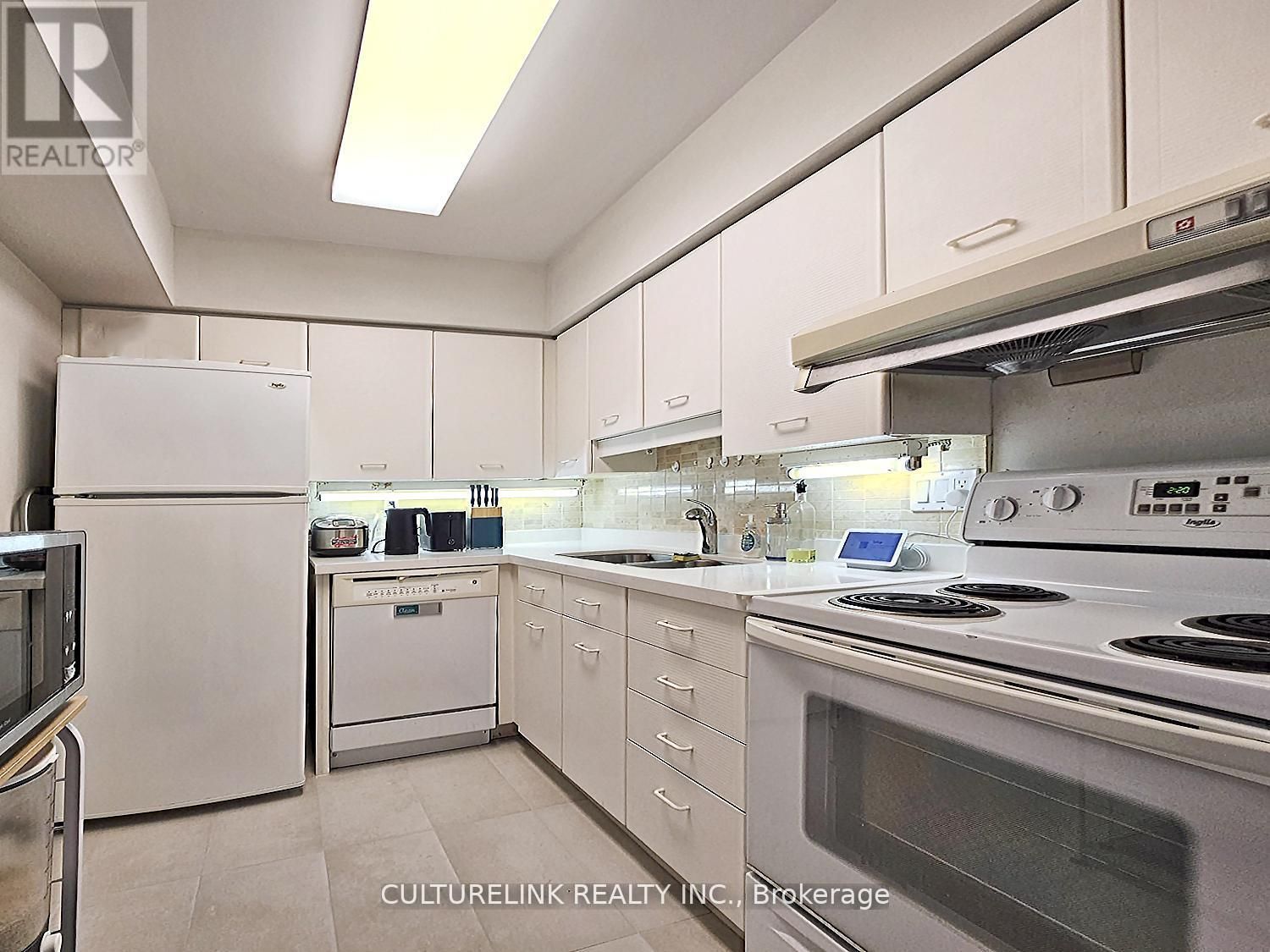30 Greenfield Avenue 2215, Toronto, ON M2N 6N3 photo 5