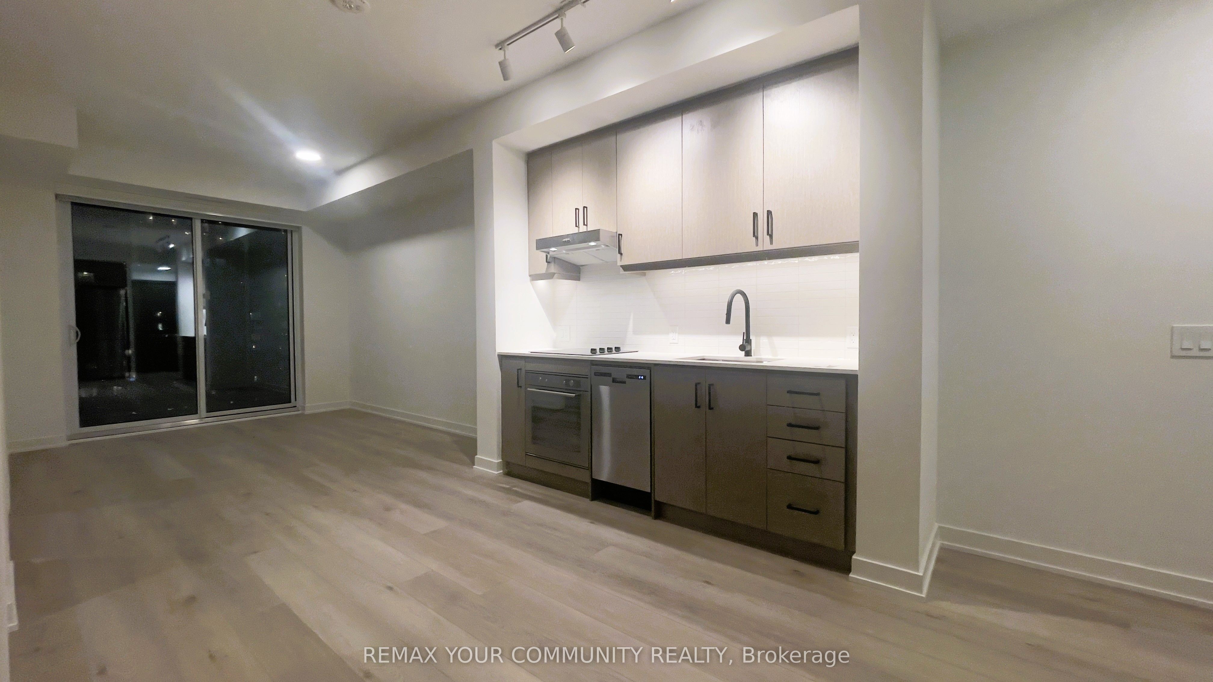9 Tecumseth Street 1018, Toronto, ON M5V 0S5 photo 4