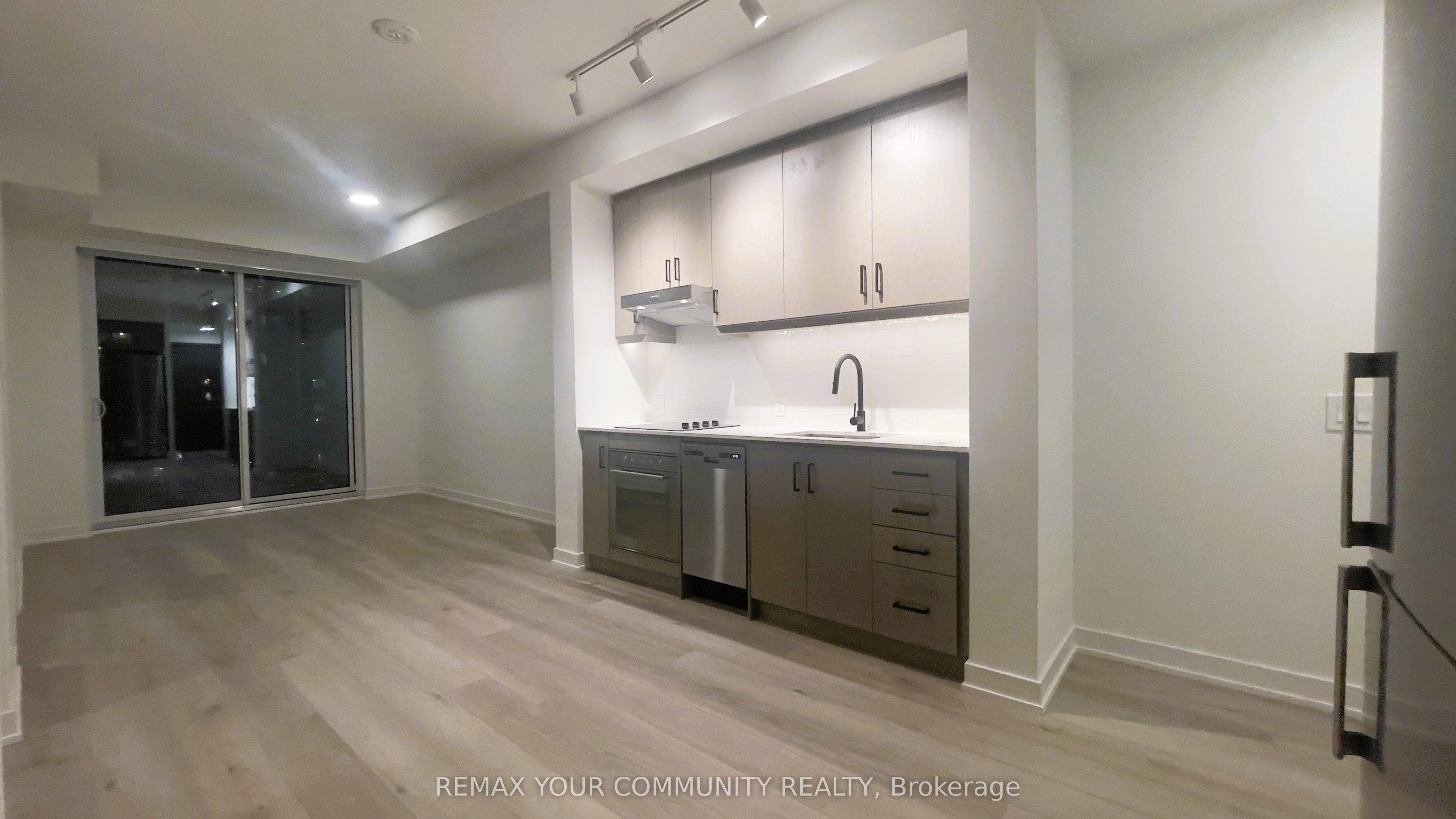 9 Tecumseth Street 1018, Toronto, ON M5V 0S5 photo 5