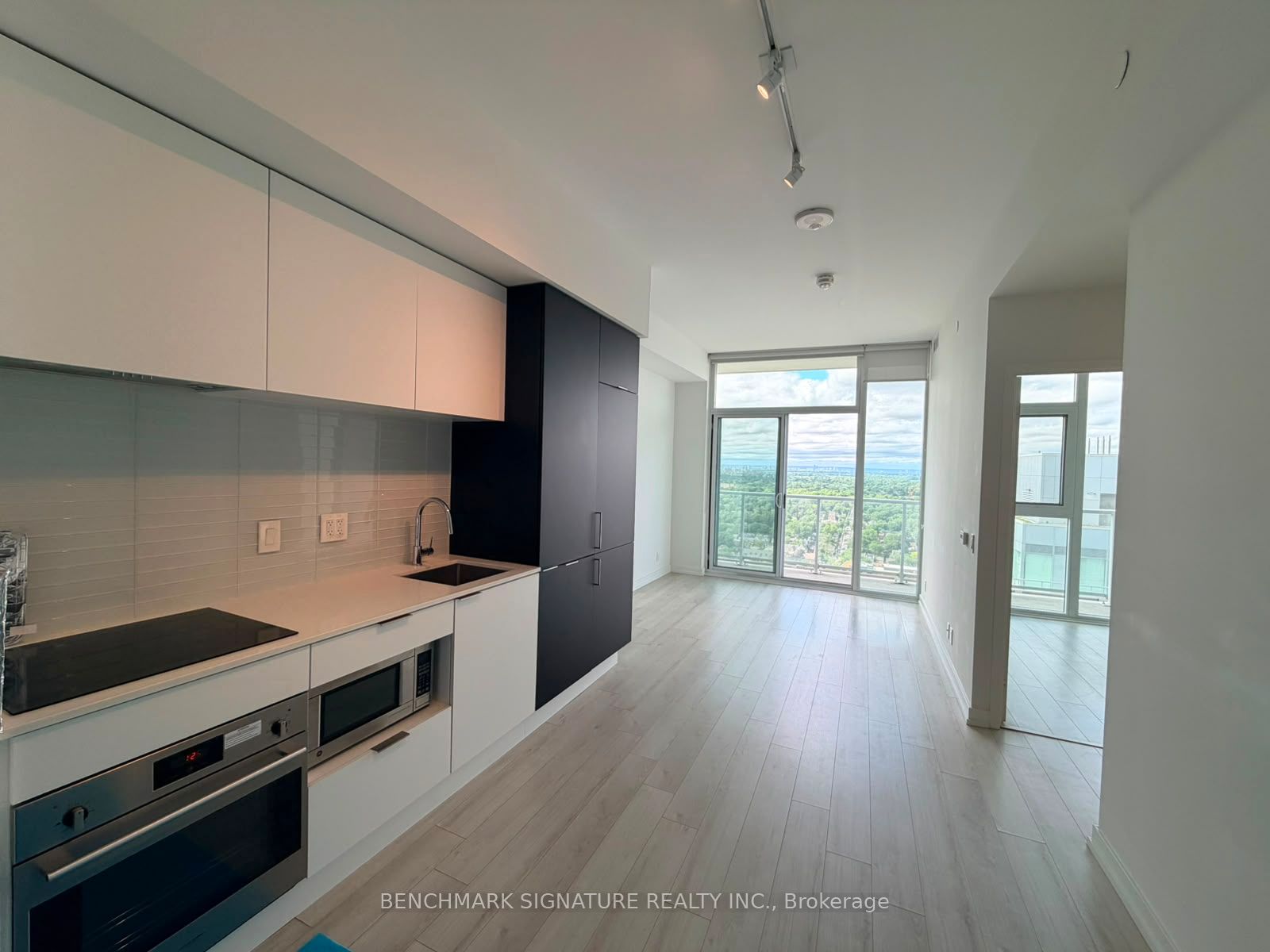 33 Helendale Avenue 2613, Toronto, ON M4R 0A4 photo 2