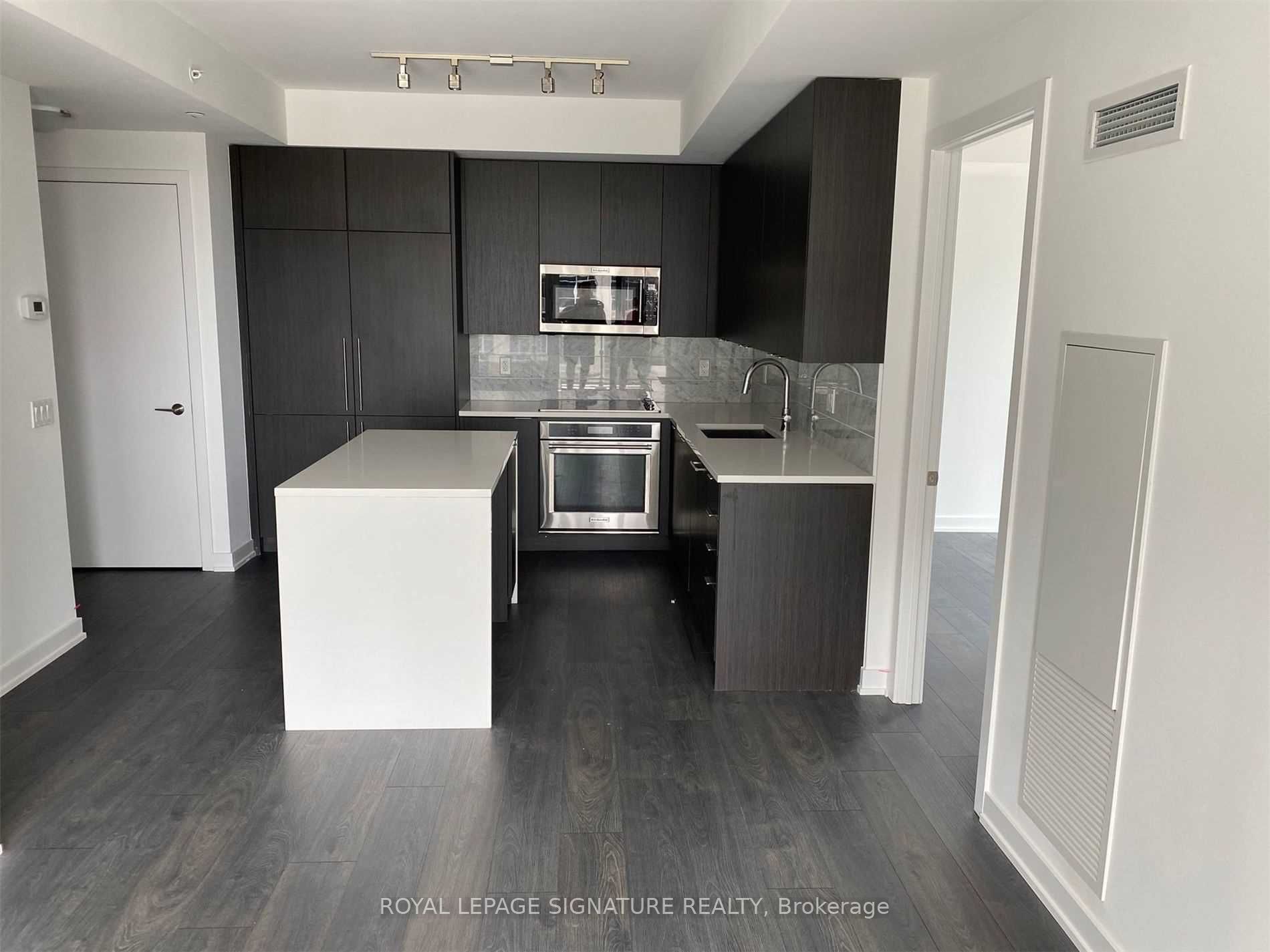 38 Iannuzzi Street 810, Toronto, ON M5V 0S2 photo 4