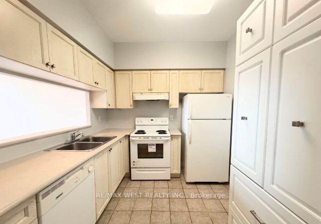 1700 Eglinton Avenue PH7, Toronto, ON M4A 2Z4 photo 3