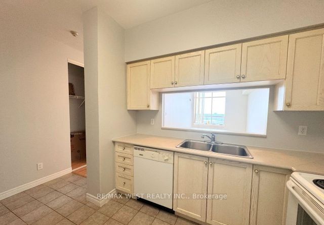 1700 Eglinton Avenue PH7, Toronto, ON M4A 2Z4 photo 4