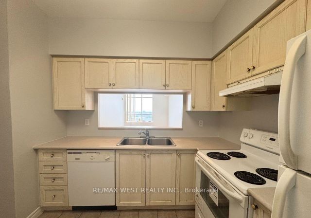 1700 Eglinton Avenue PH7, Toronto, ON M4A 2Z4 photo 5