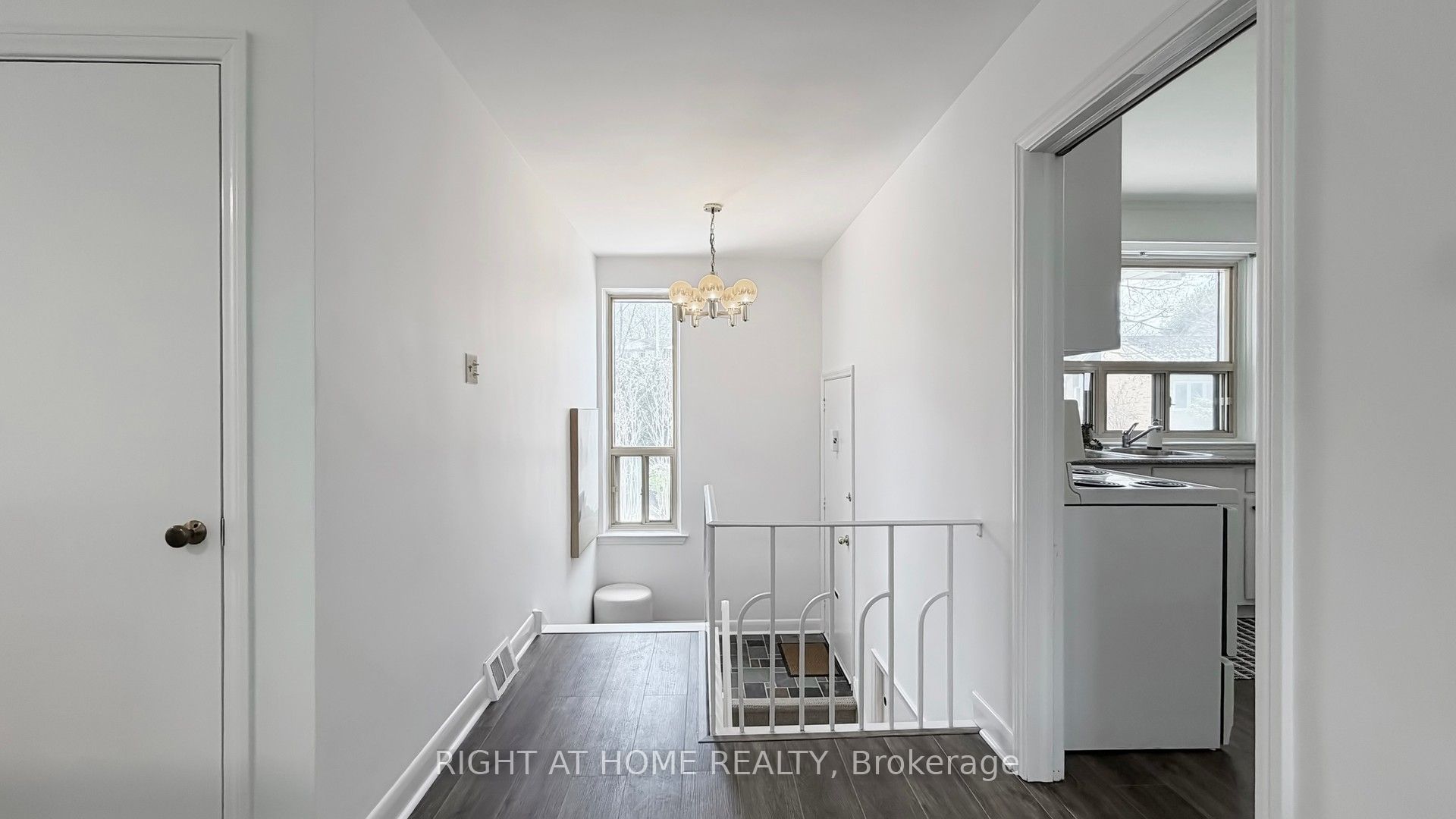 33 Sanderling Place, Toronto, ON M3C 2J2 photo 3