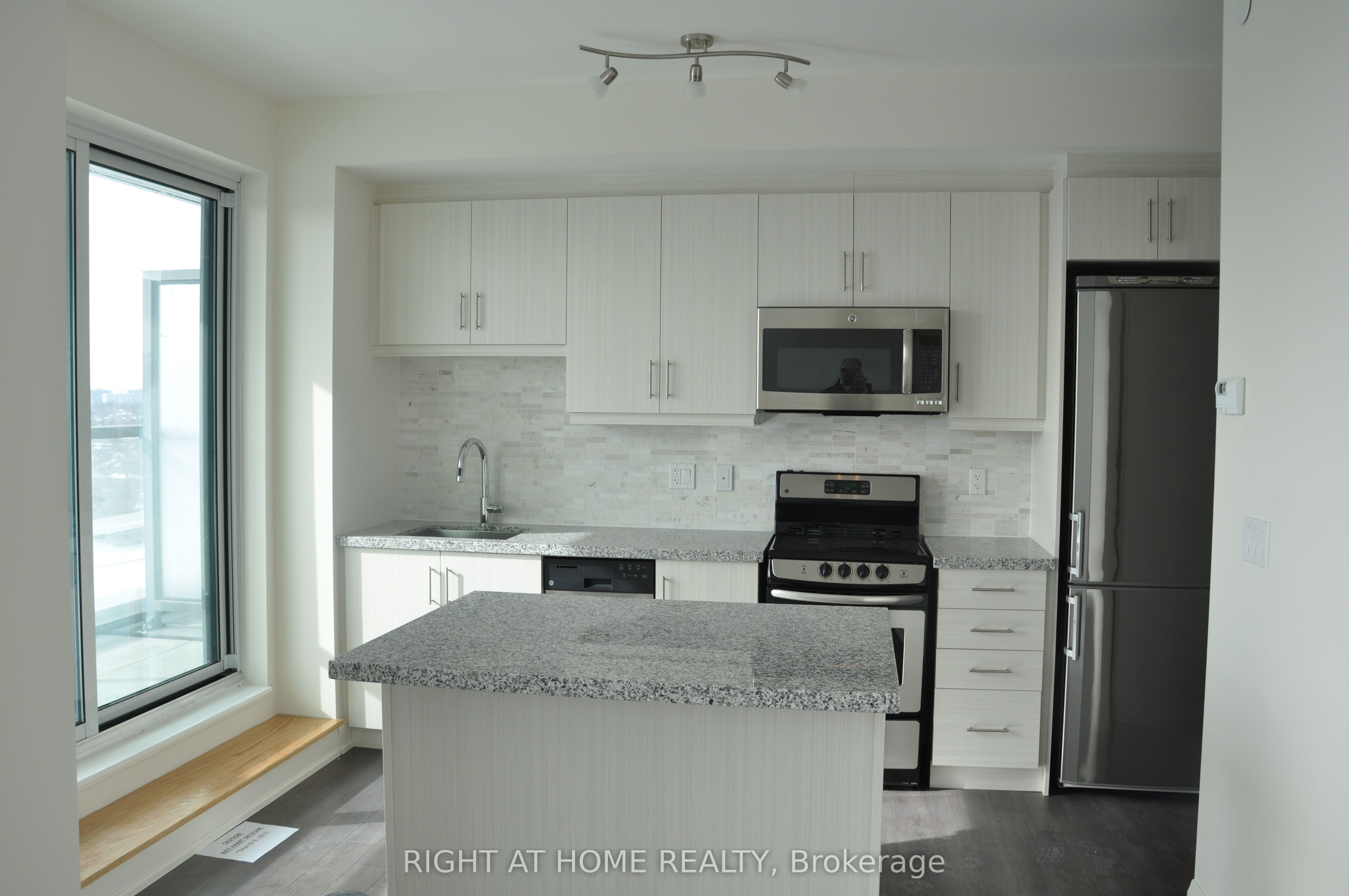 68 Canterbury Place 1707, Toronto, ON M2N 0H8 photo 2