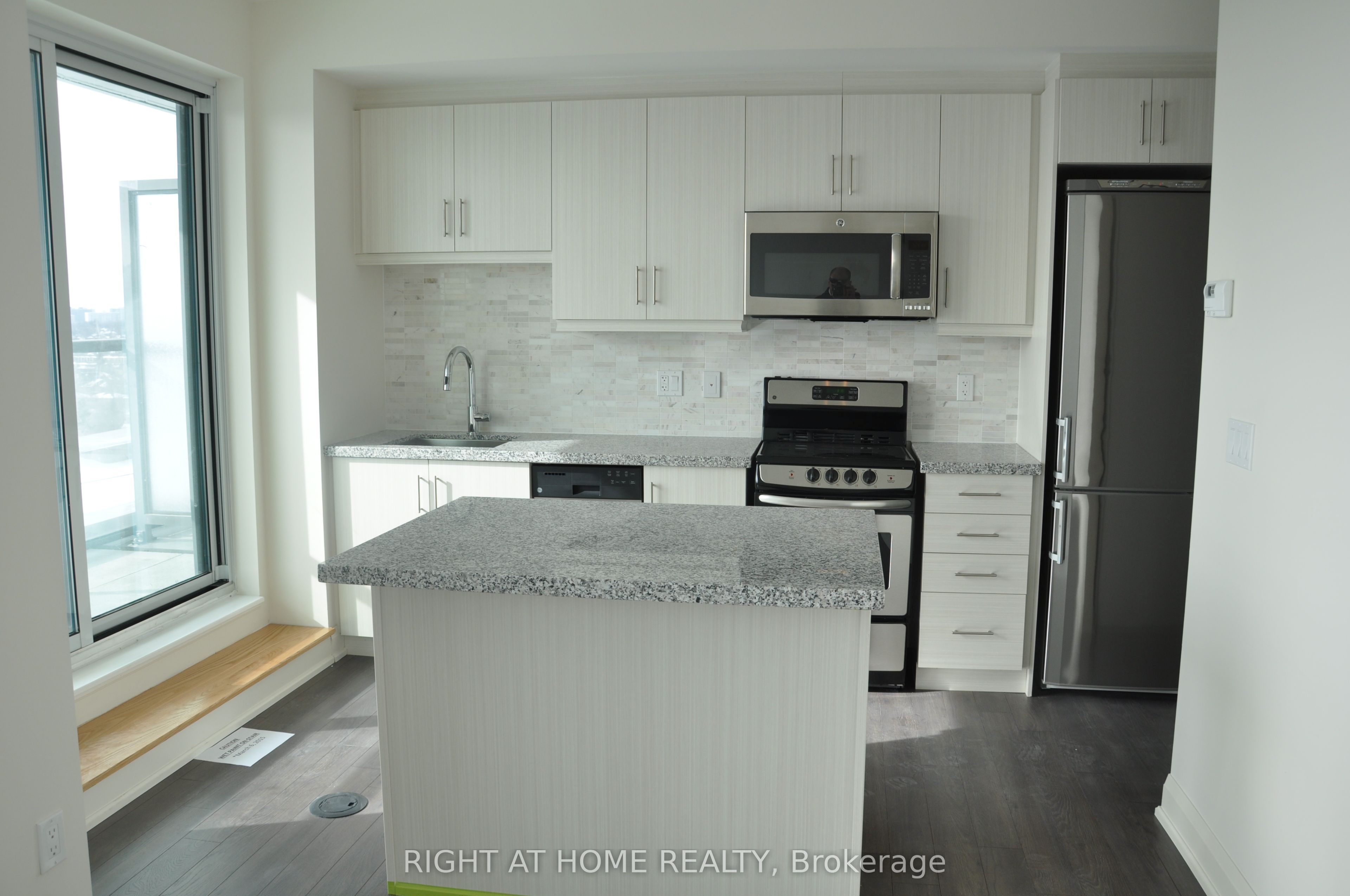 68 Canterbury Place 1707, Toronto, ON M2N 0H8 photo 3