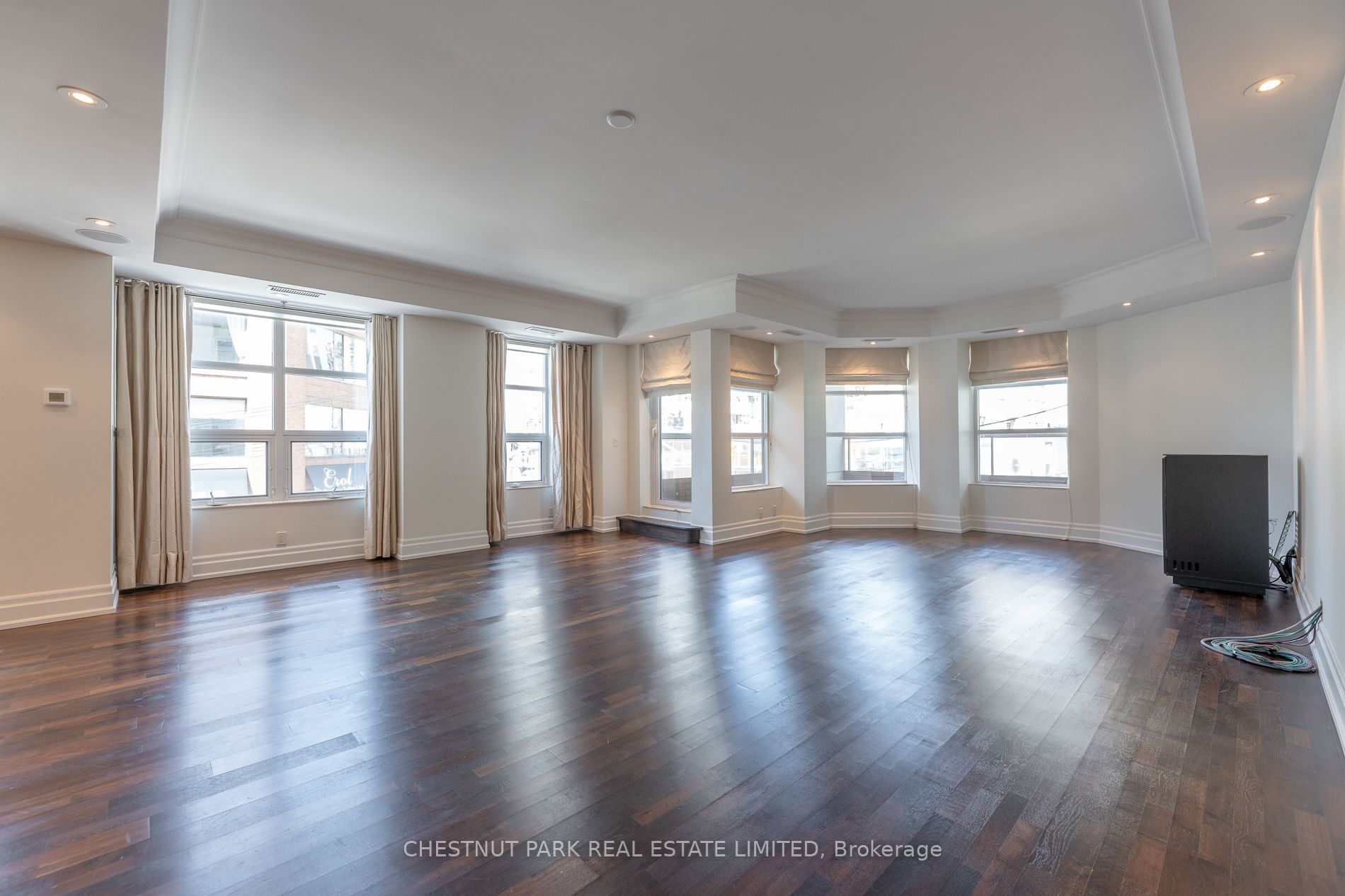 68 Yorkville Avenue 202, Toronto, ON M5R 3V7 photo 2