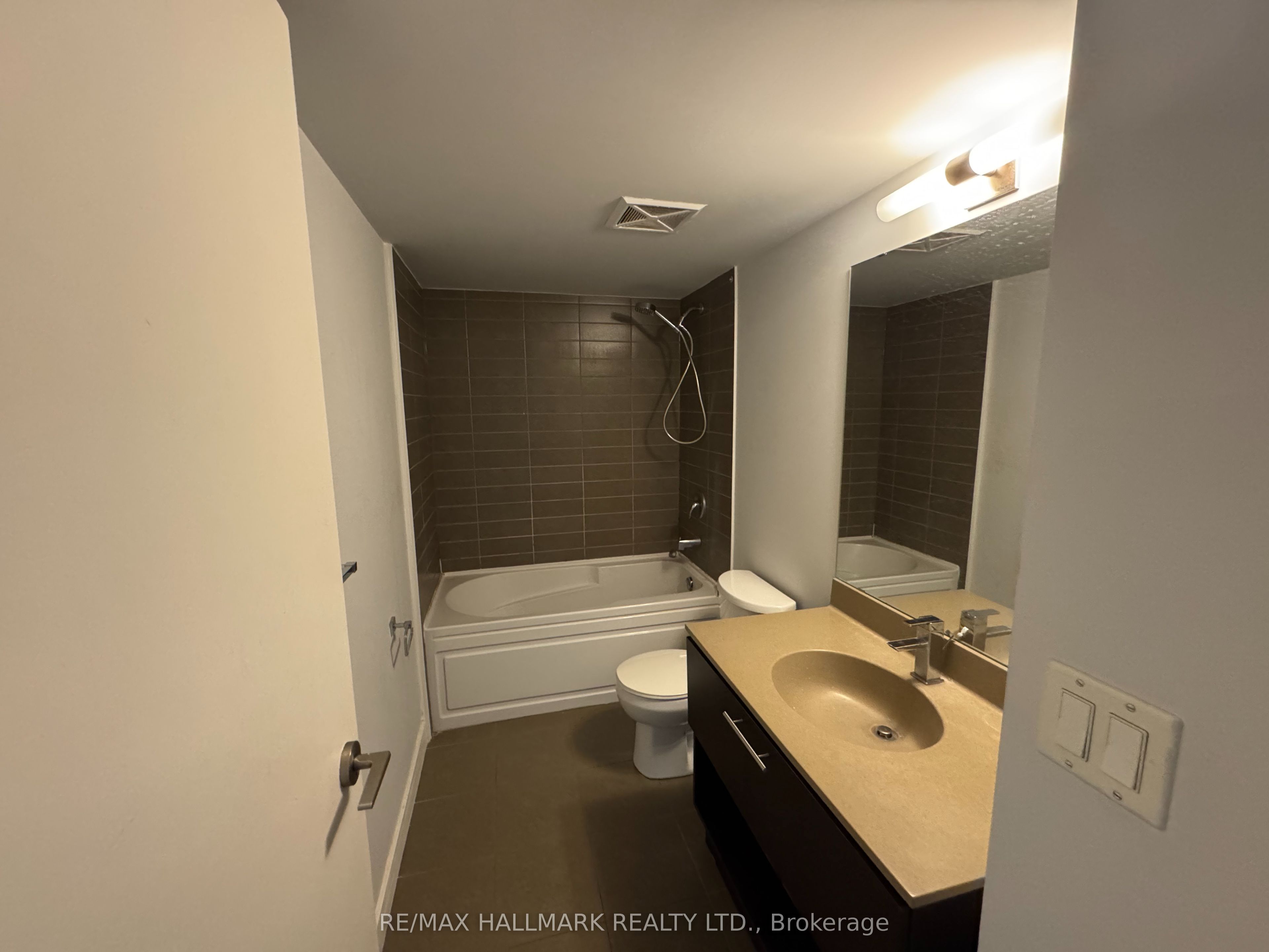 120 Dallimore Circle 417, Toronto, ON M3C 4J1 photo 5