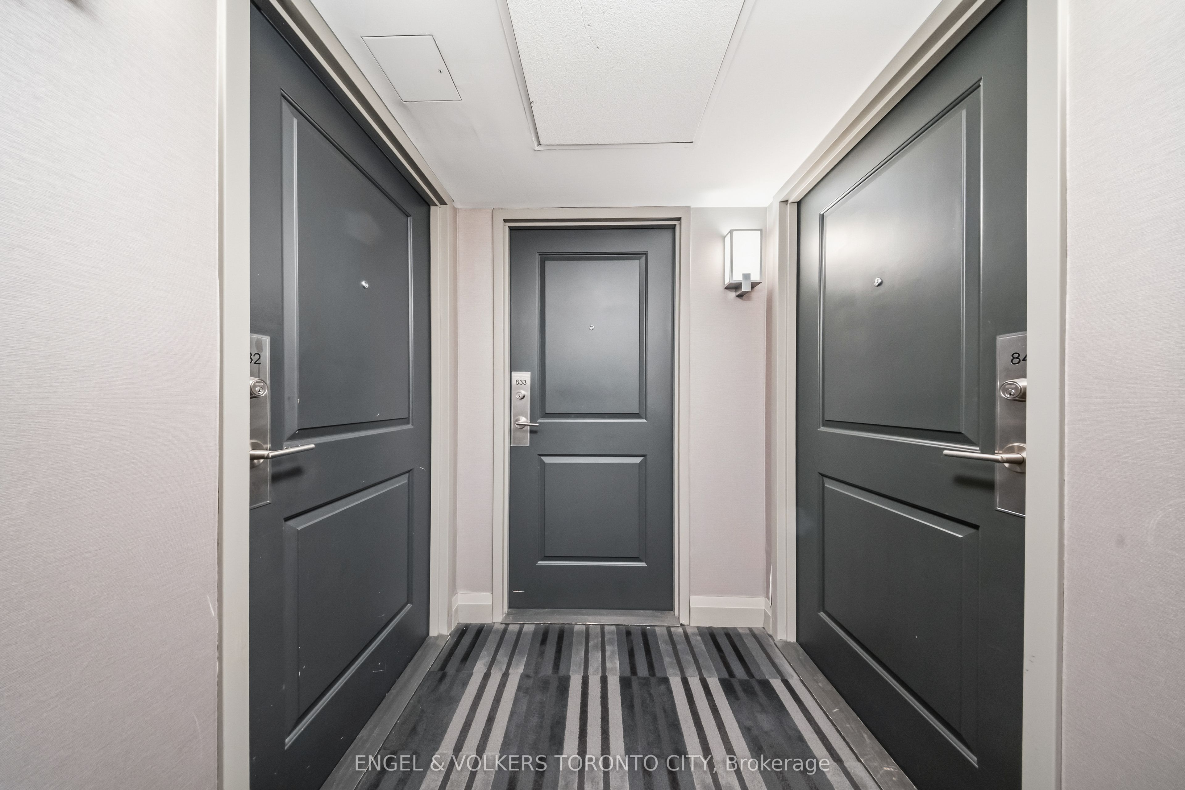 38 Grand Magazine Street 833, Toronto, ON M5V 0B2 photo 2