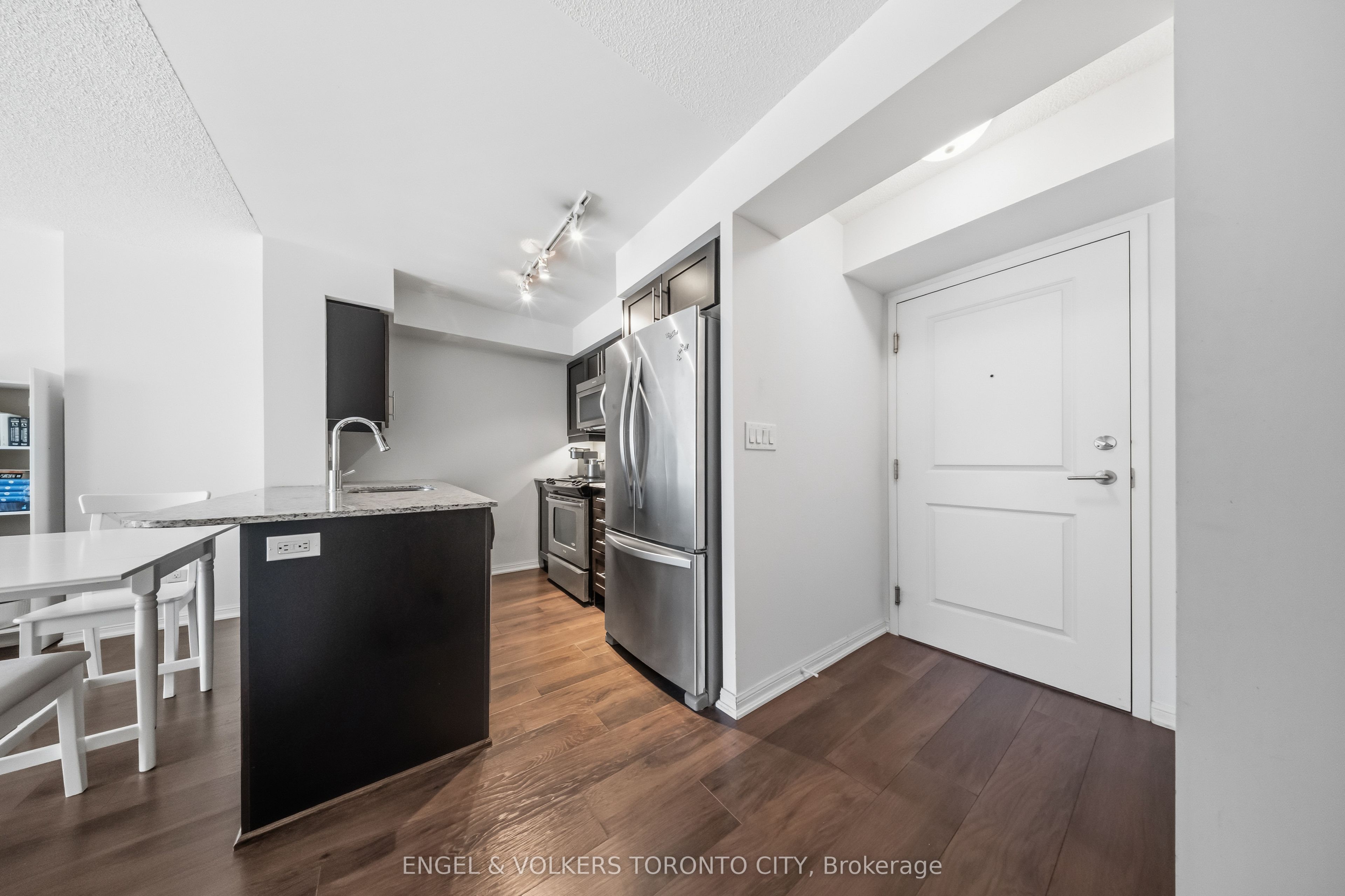 38 Grand Magazine Street 833, Toronto, ON M5V 0B2 photo 5