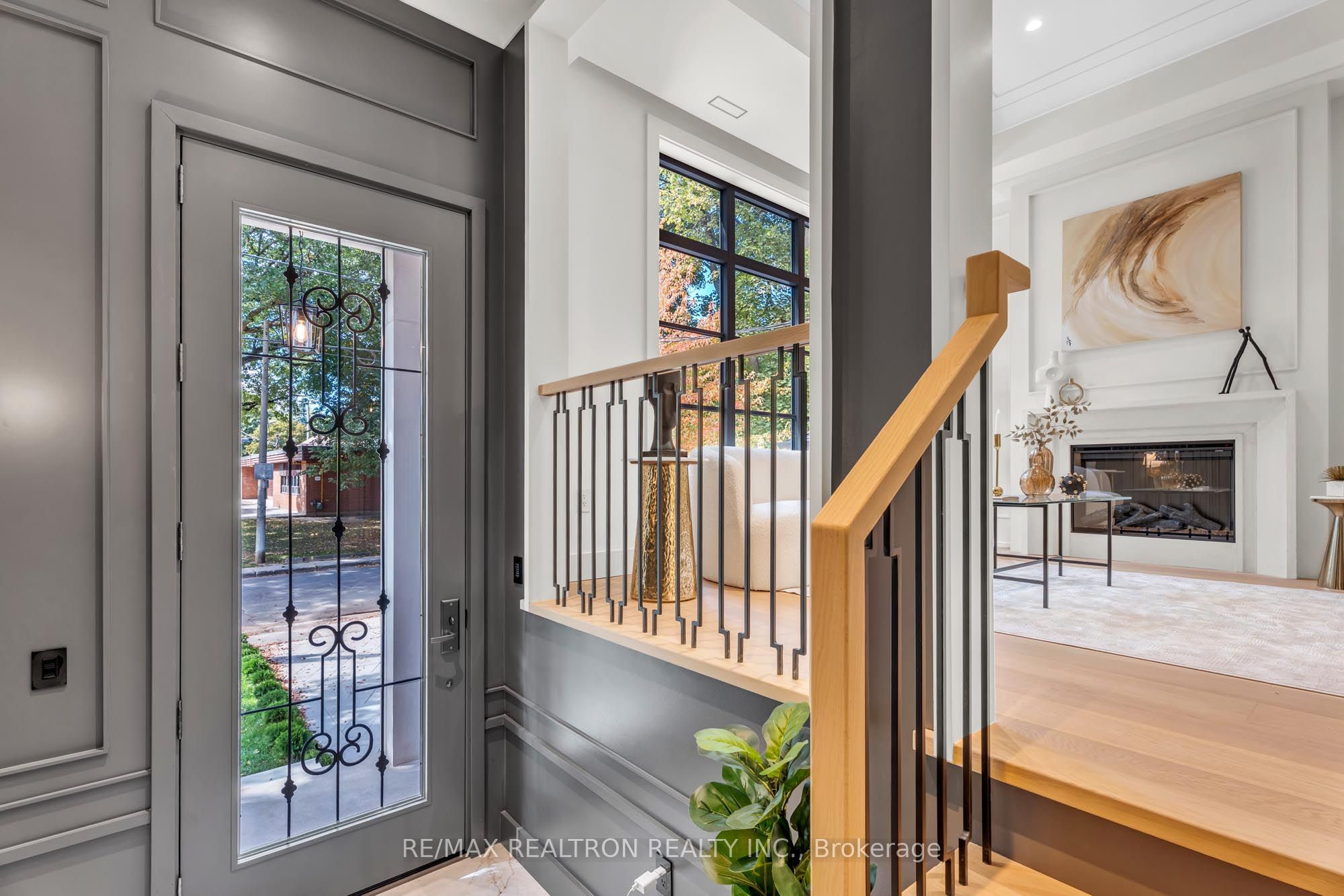 105 Rumsey Road, Toronto, ON M4G 1P1 photo 3