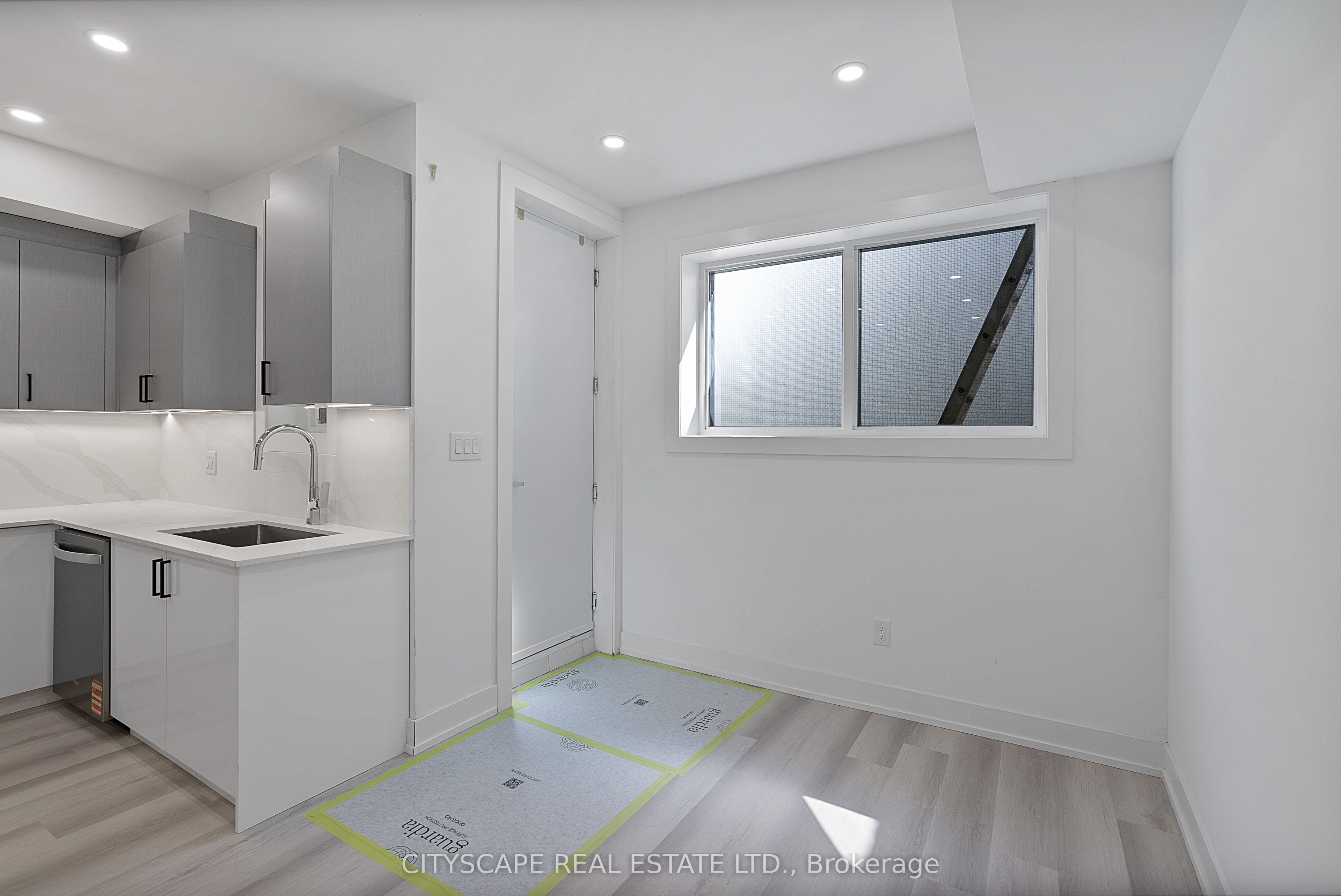 587 Oakwood Avenue 1, Toronto, ON M6E 2X8 photo 4