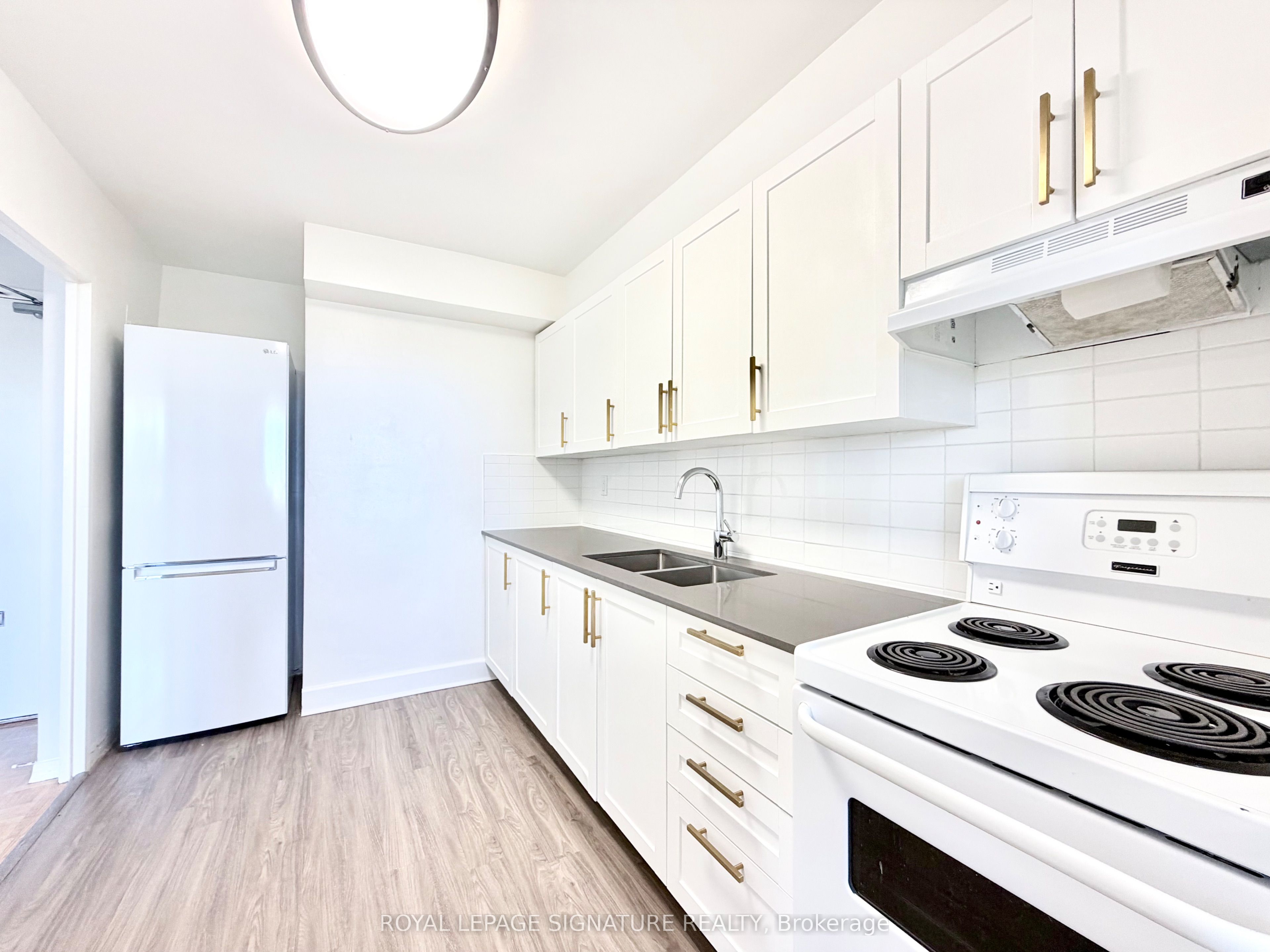 525 Eglinton Avenue E 804, Toronto, ON M4P 1N5 photo 3