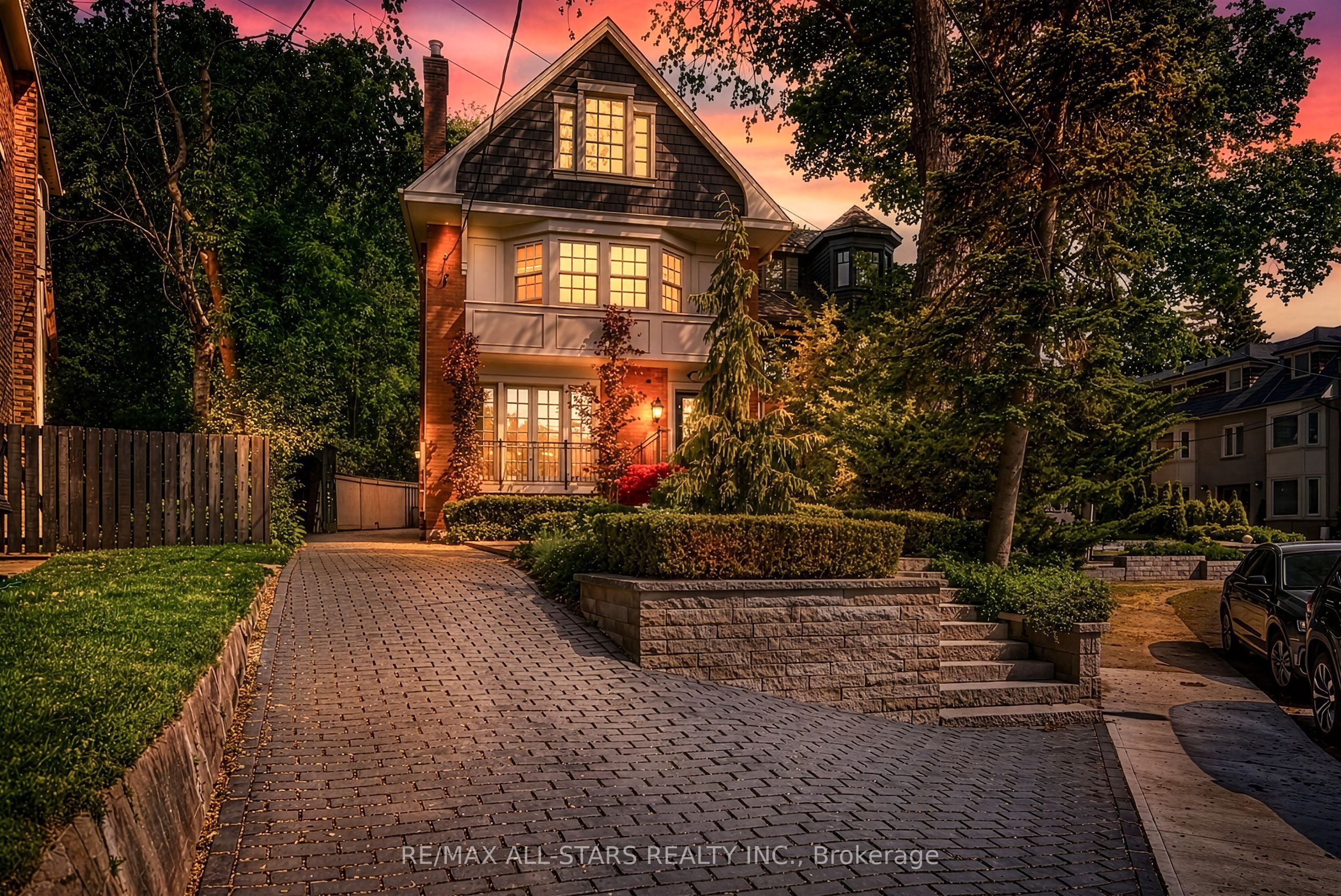 30 Edgewood Crescent, Toronto, ON M4W 3A9 photo 2