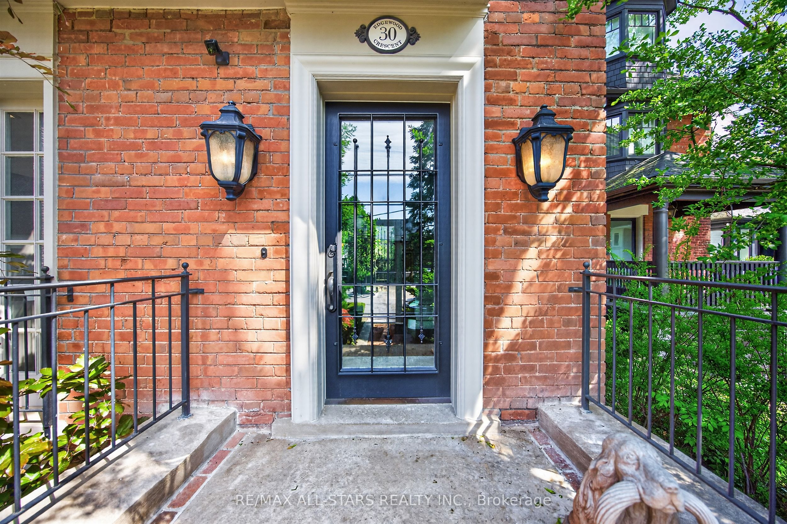 30 Edgewood Crescent, Toronto, ON M4W 3A9 photo 4