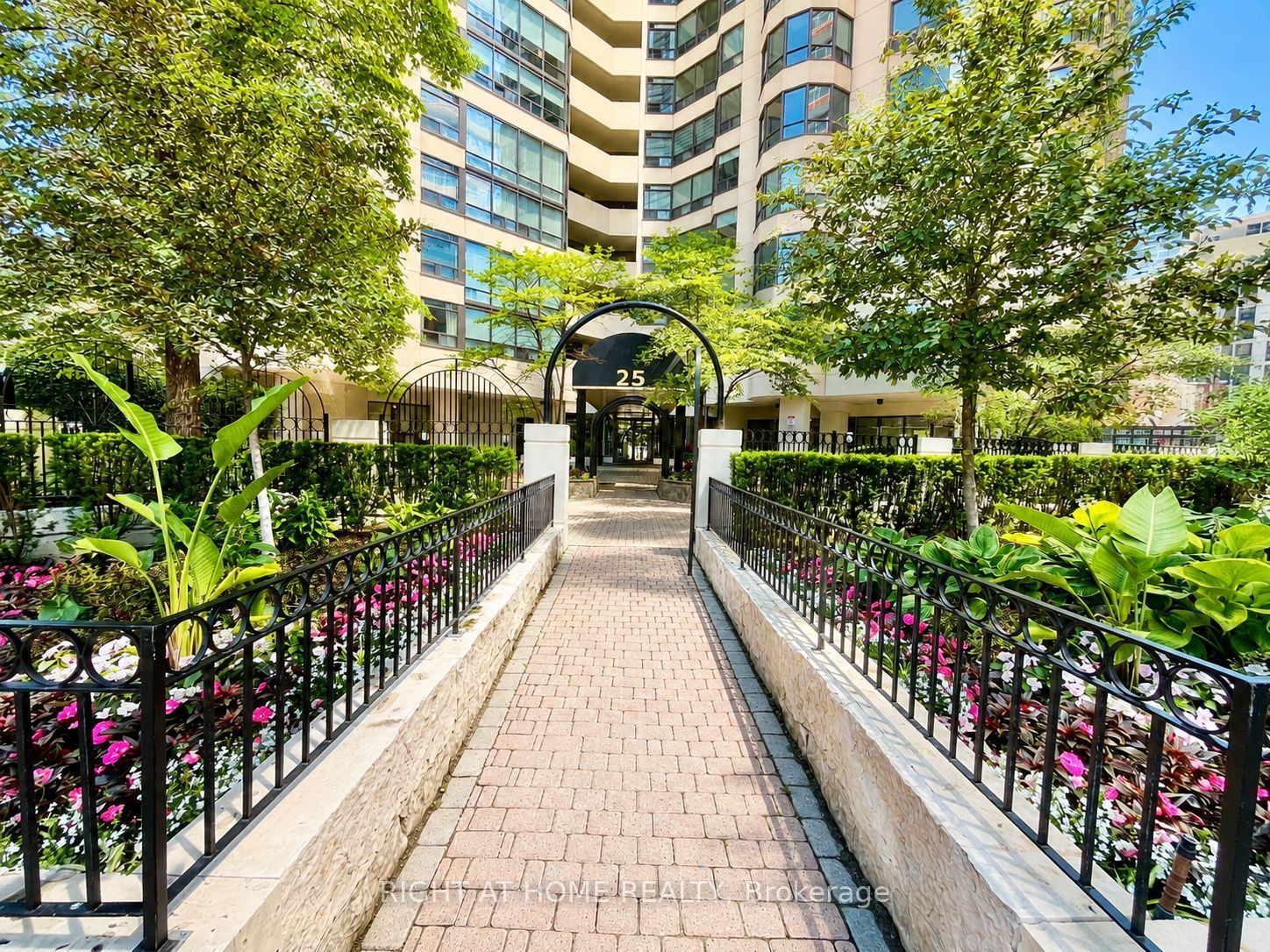 25 Maitland Street W 1001, Toronto, ON M4Y 2W1 photo 2