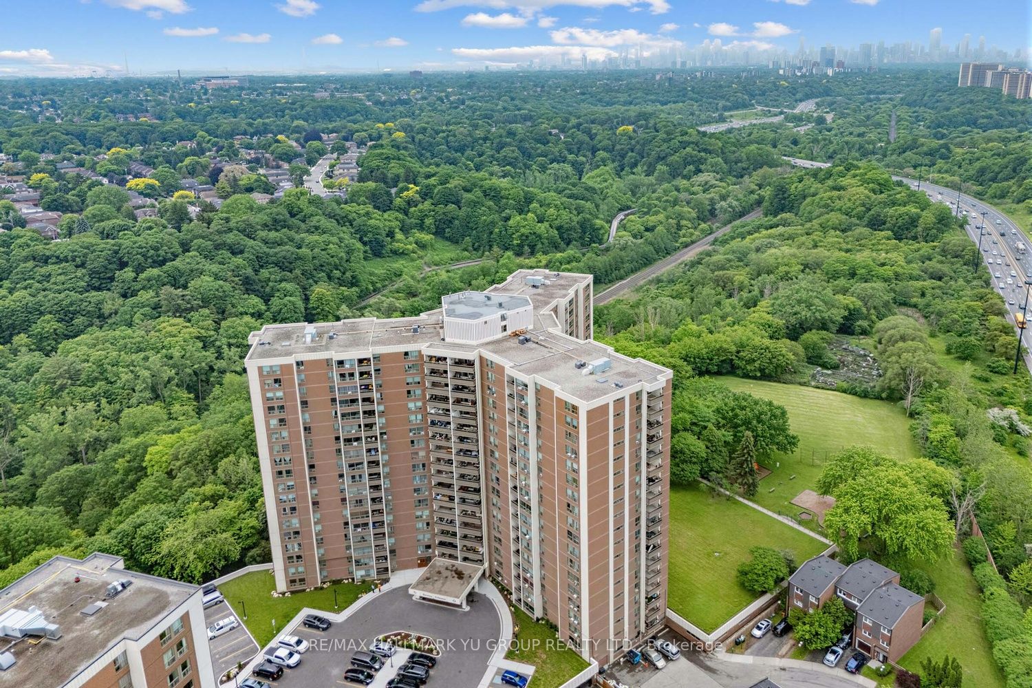 15 Vicora Linkway 401, Toronto, ON M3C 1A7 photo 2