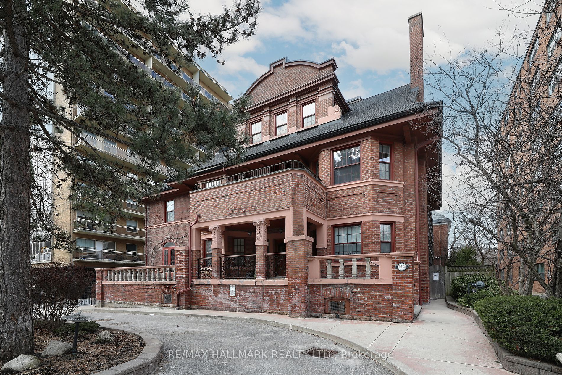 212 St. George Street 106, Toronto, ON M5R 2N5