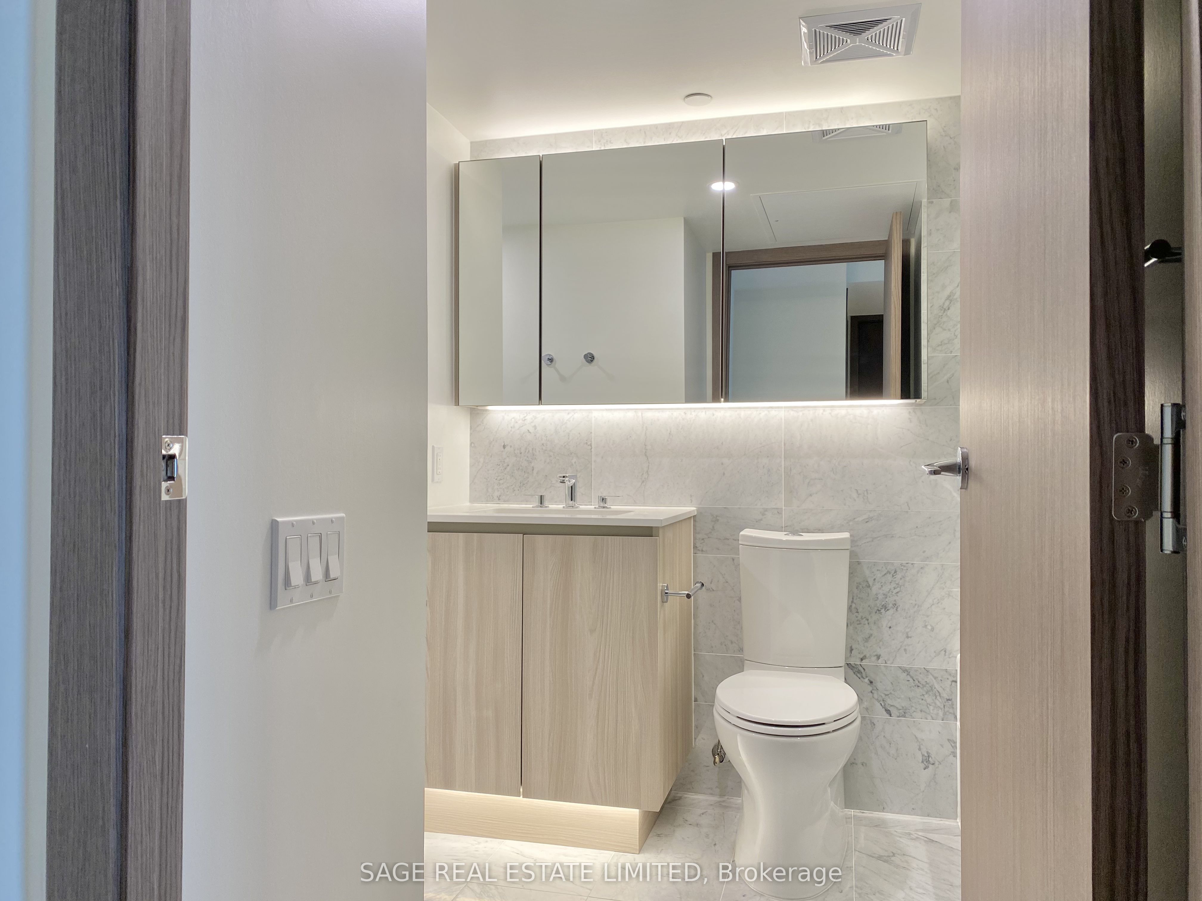 17 Bathurst Street 801, Toronto, ON M5V 0N1 photo 2