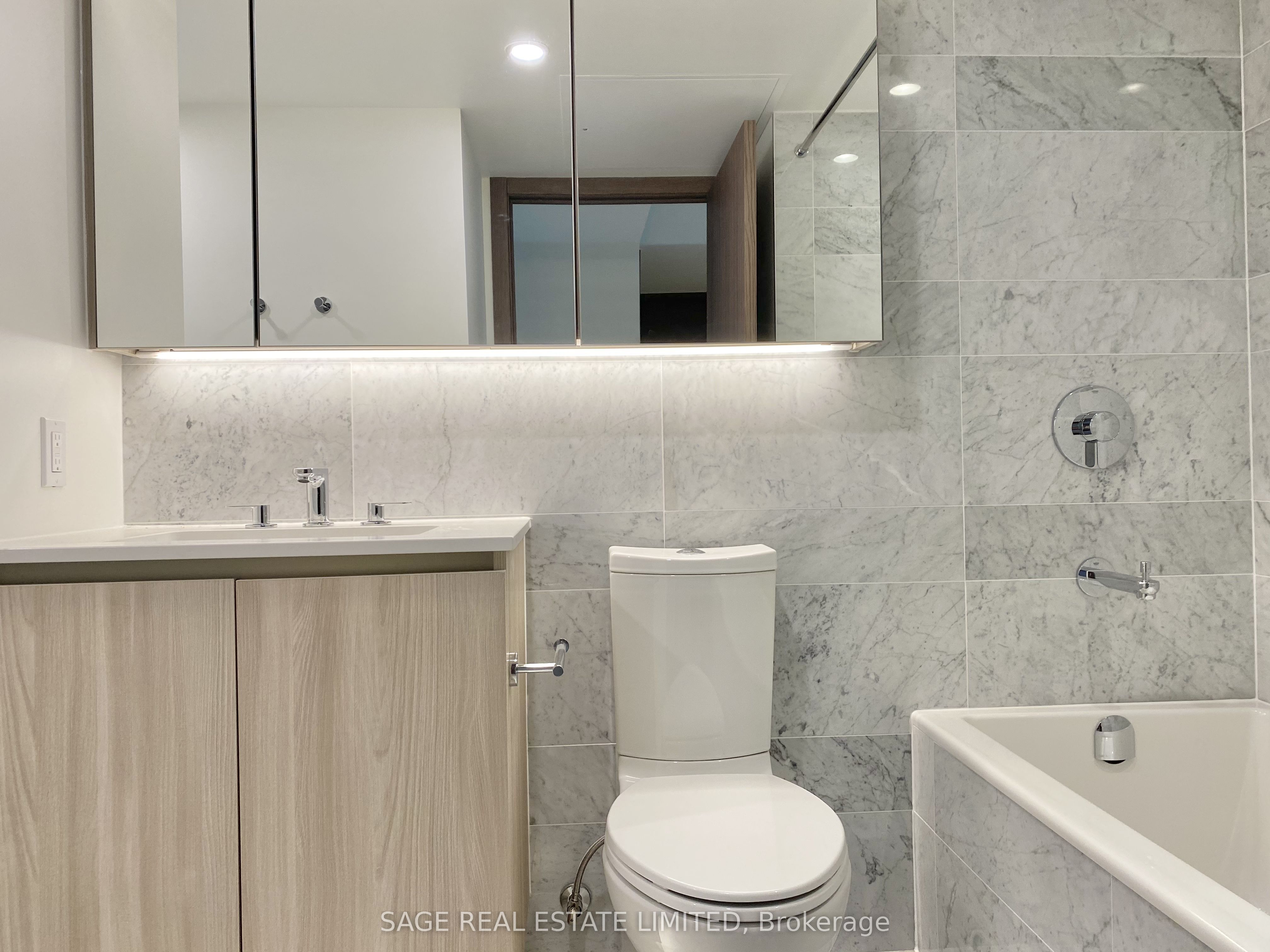 17 Bathurst Street 801, Toronto, ON M5V 0N1 photo 3