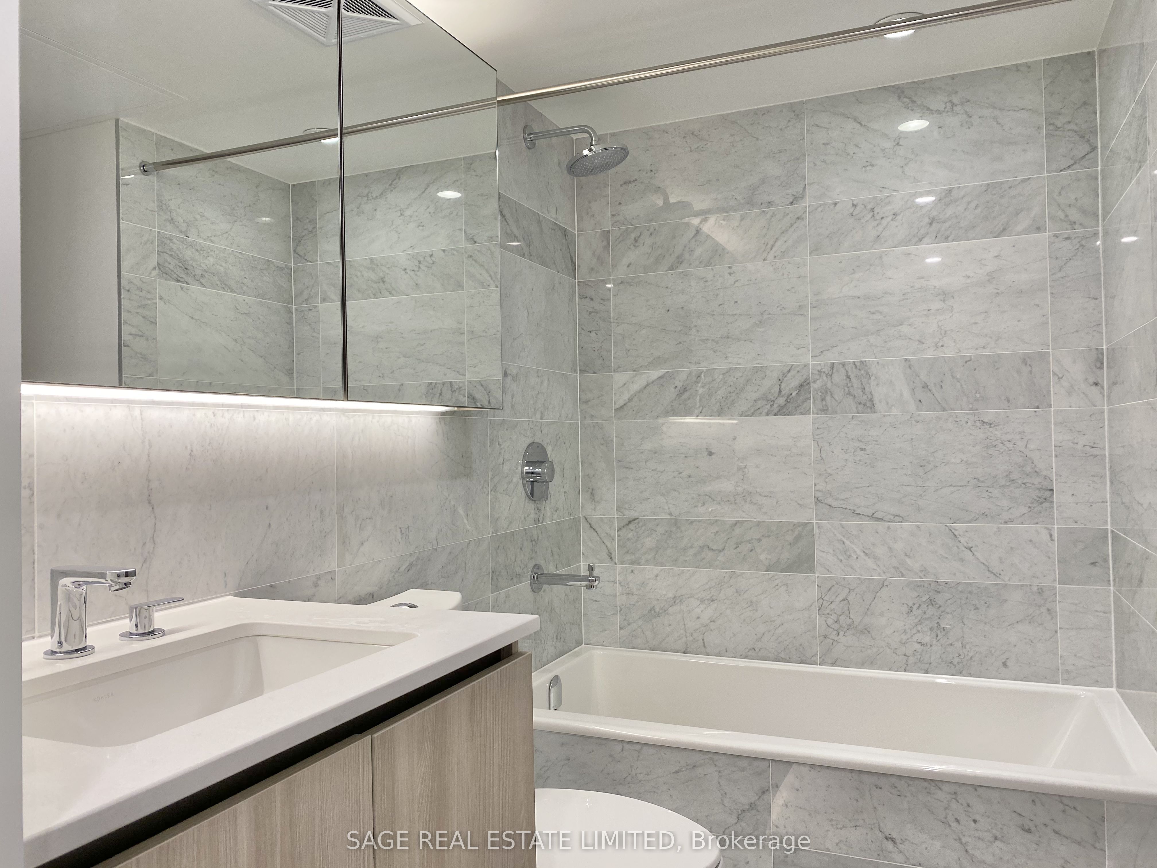 17 Bathurst Street 801, Toronto, ON M5V 0N1 photo 4