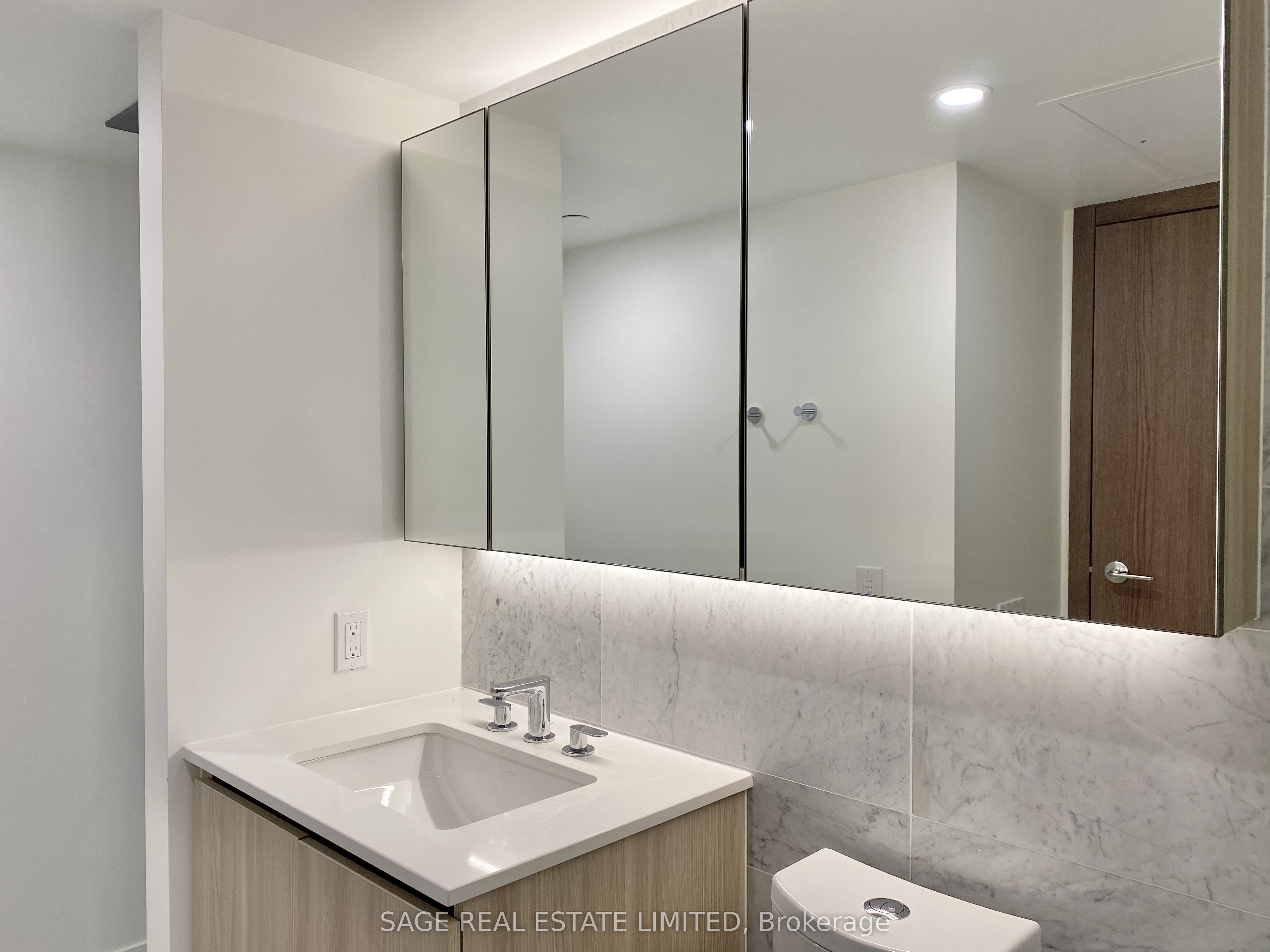 17 Bathurst Street 801, Toronto, ON M5V 0N1 photo 5