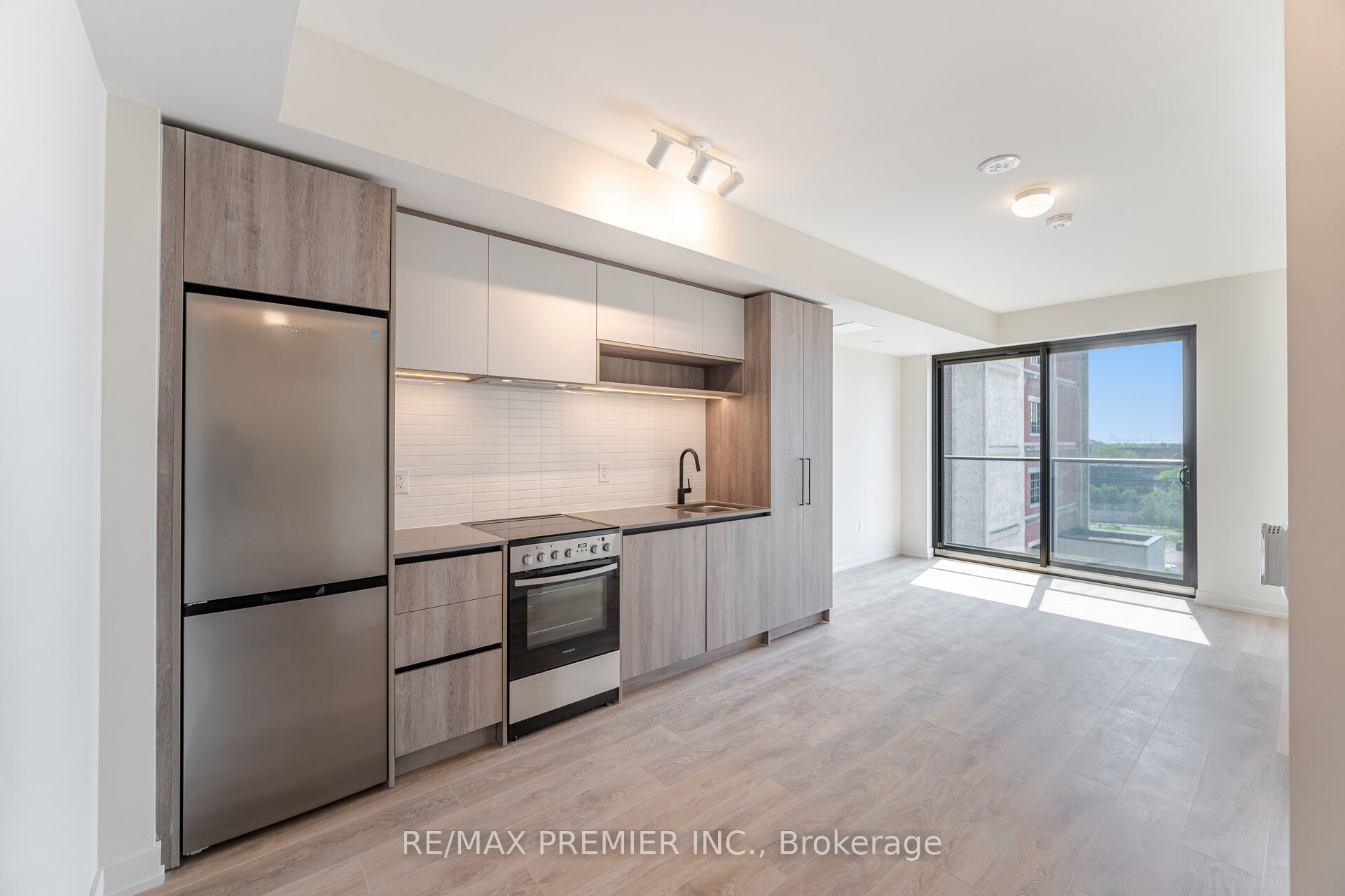 181 Sterling Avenue 708, Toronto, ON M6R 2B2 photo 5