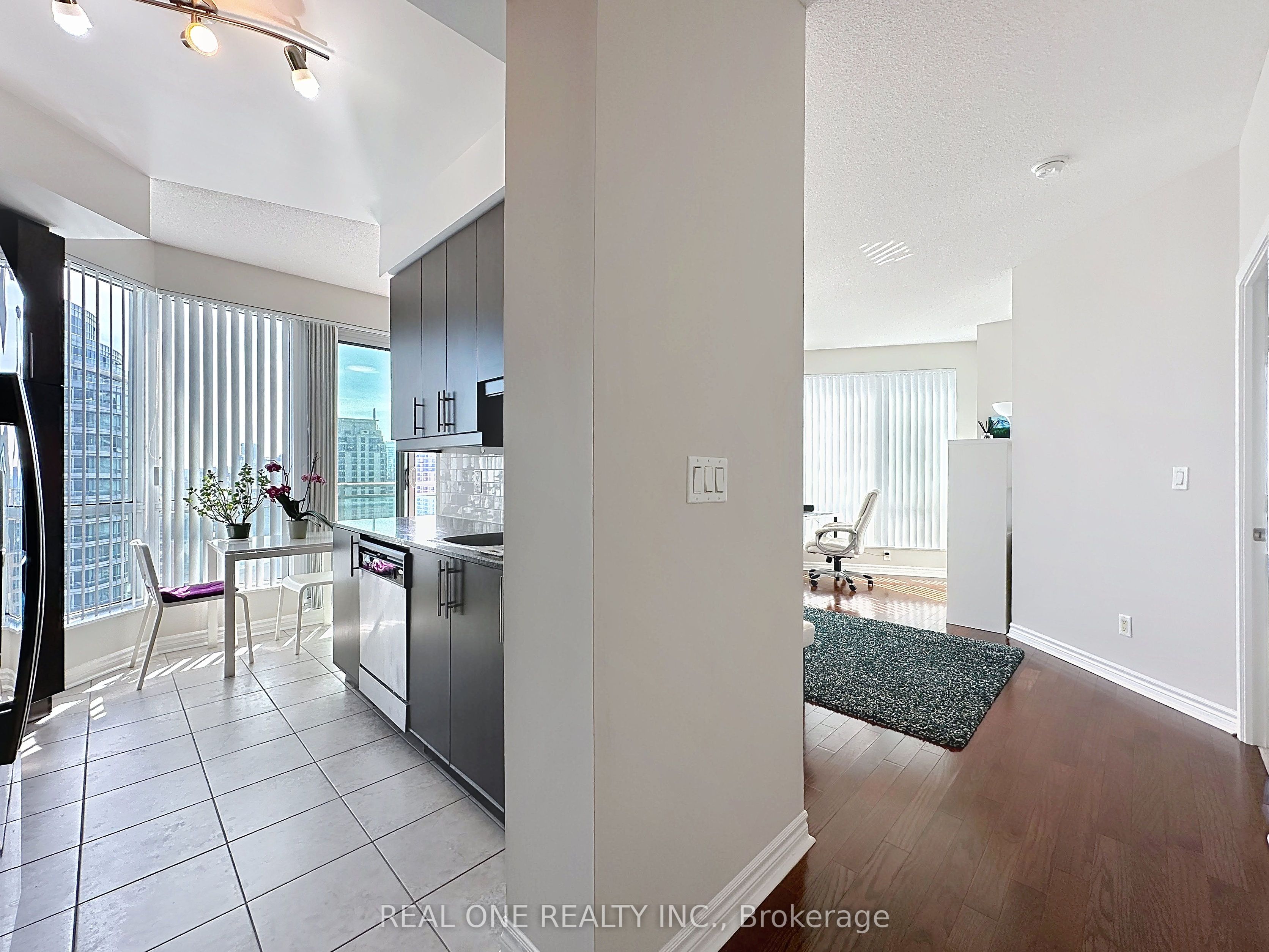 18 Holmes Avenue 2205, Toronto, ON M2N 0E1 photo 4