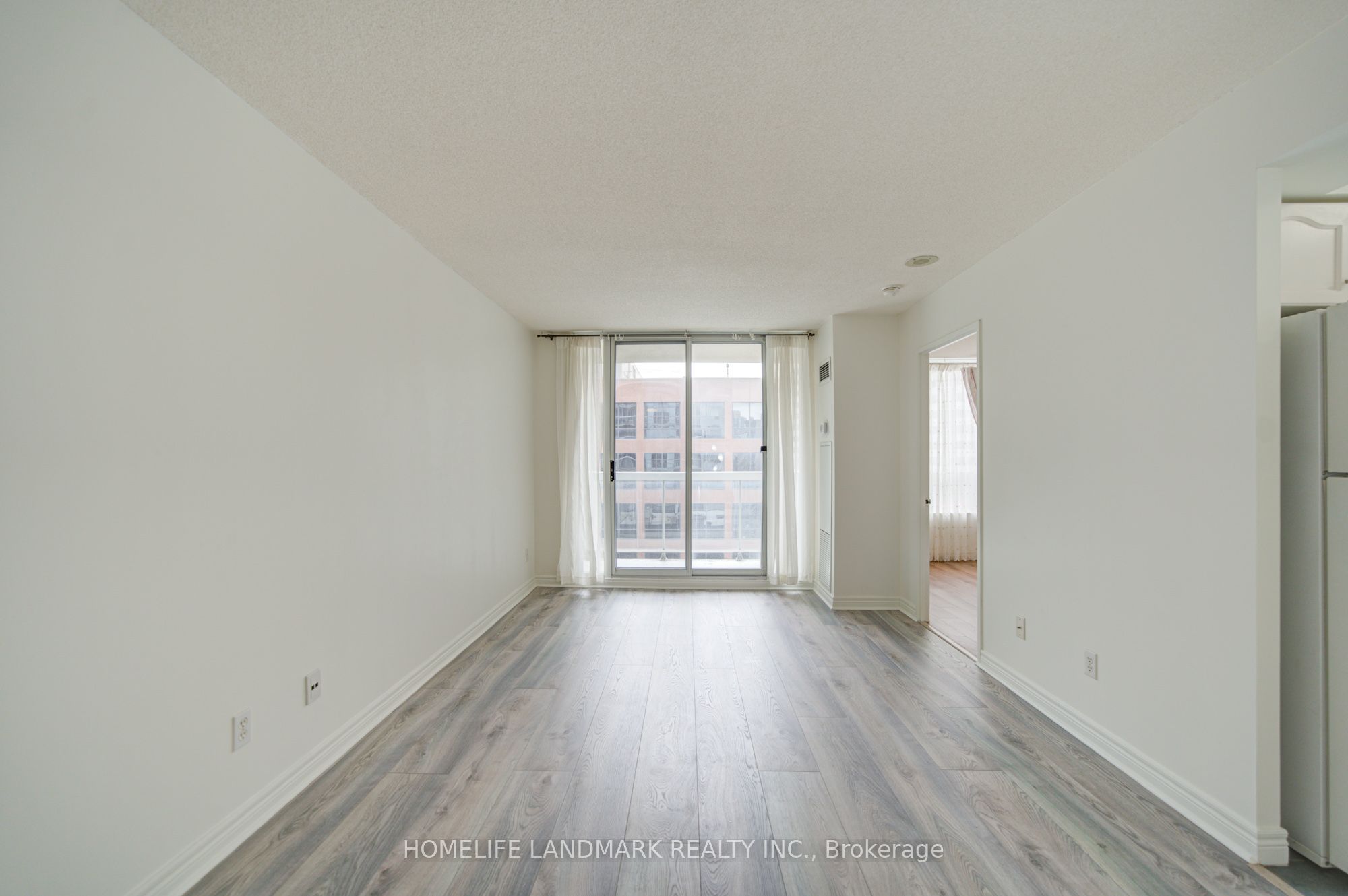 43 Eglinton Avenue E 1003, Toronto, ON M4P 1A2 photo 5