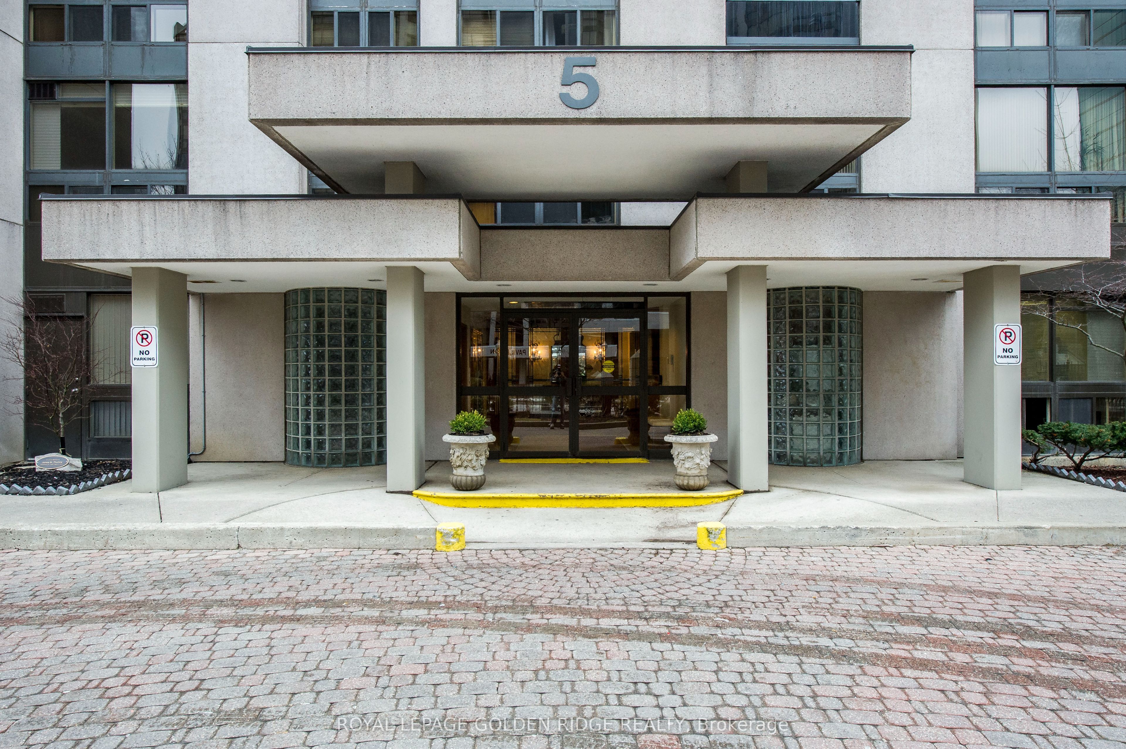 5 Kenneth Avenue 1003, Toronto, ON M2N 6M7