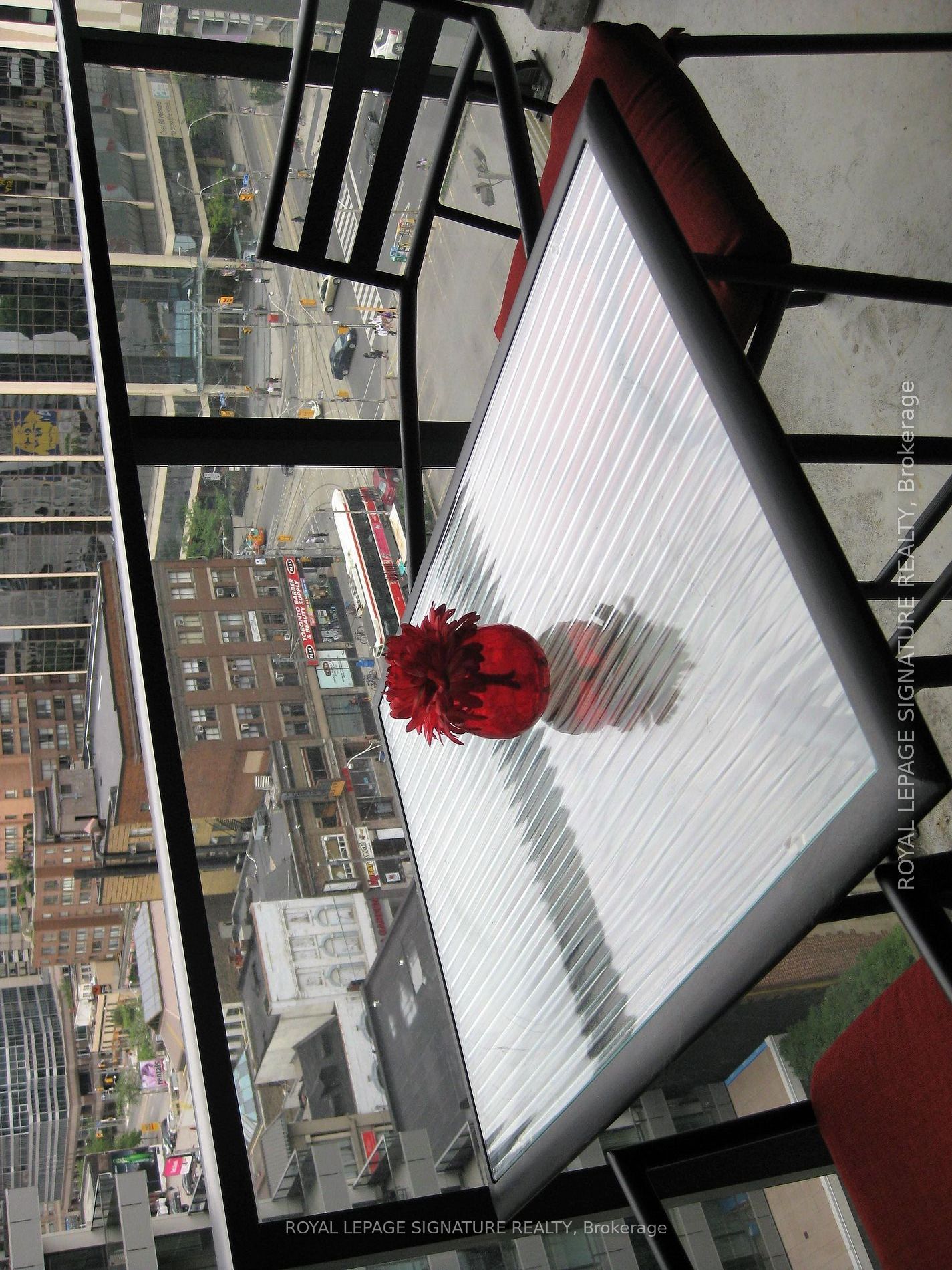 111 Elizabeth Street 1502, Toronto, ON M5G 1P7