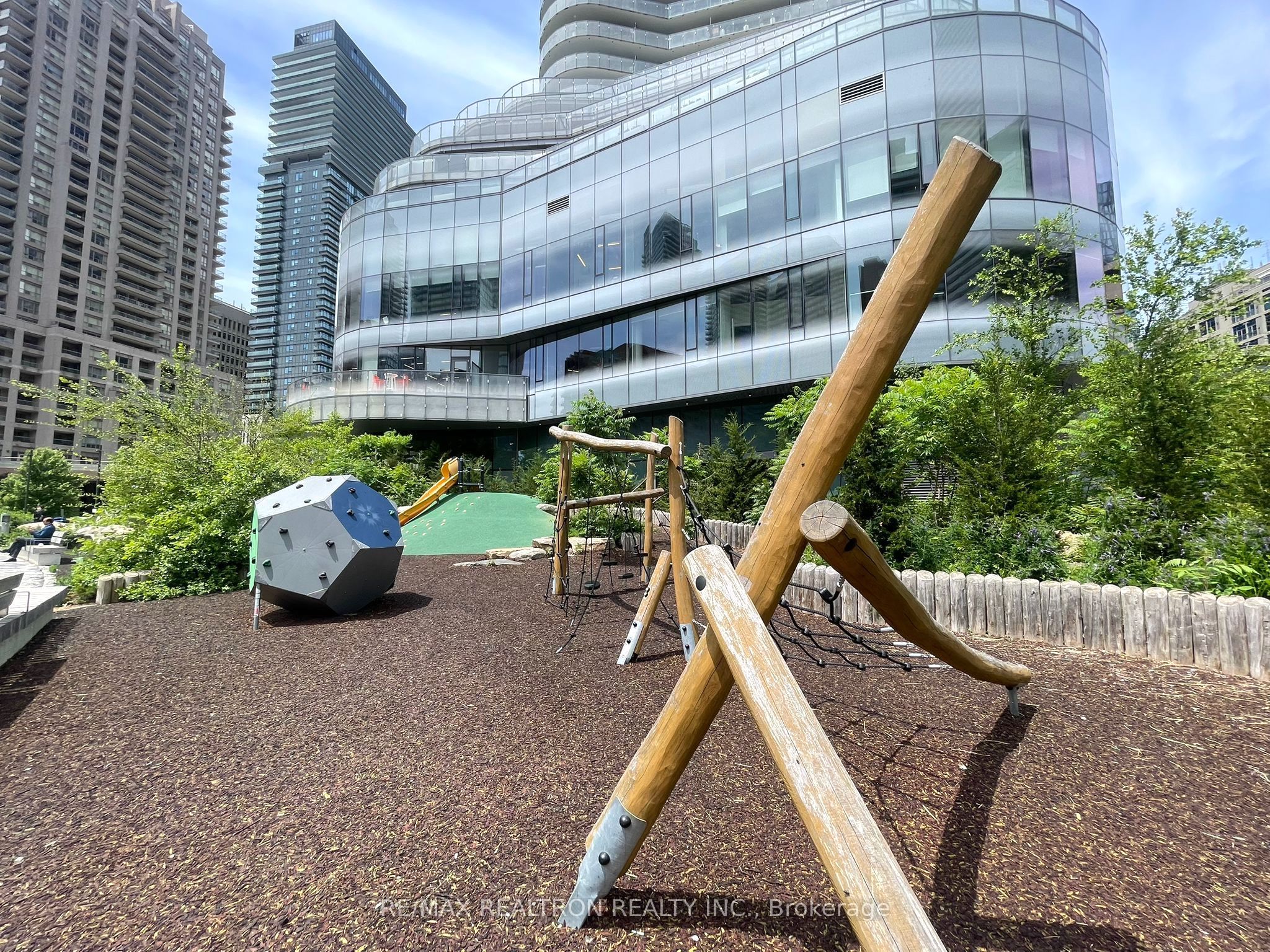 11 Wellesley Street W 613, Toronto, ON M4Y 0G4