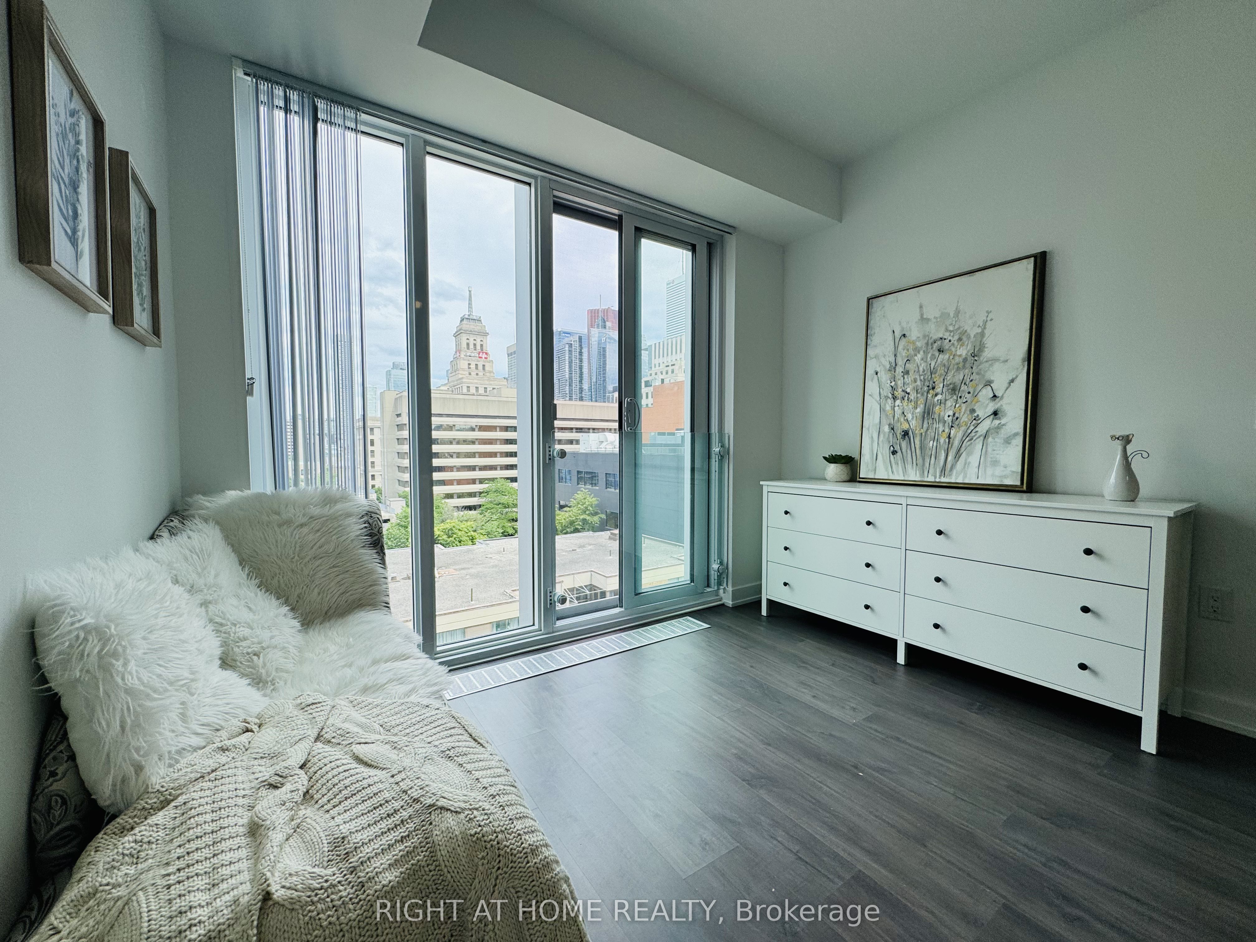 50 McCaul Street 1011, Toronto, ON M5T 0B6 photo 3
