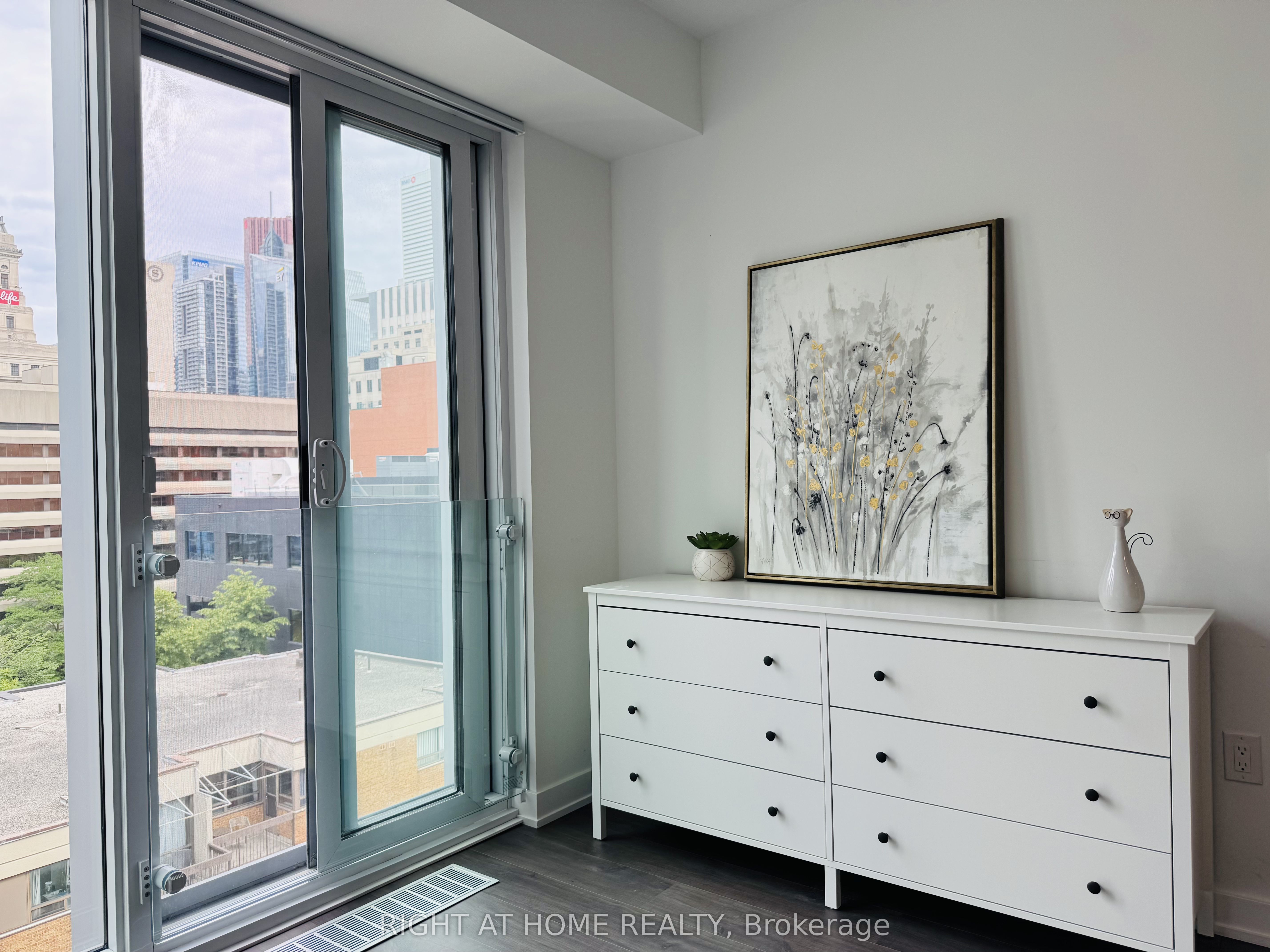 50 McCaul Street 1011, Toronto, ON M5T 0B6 photo 5