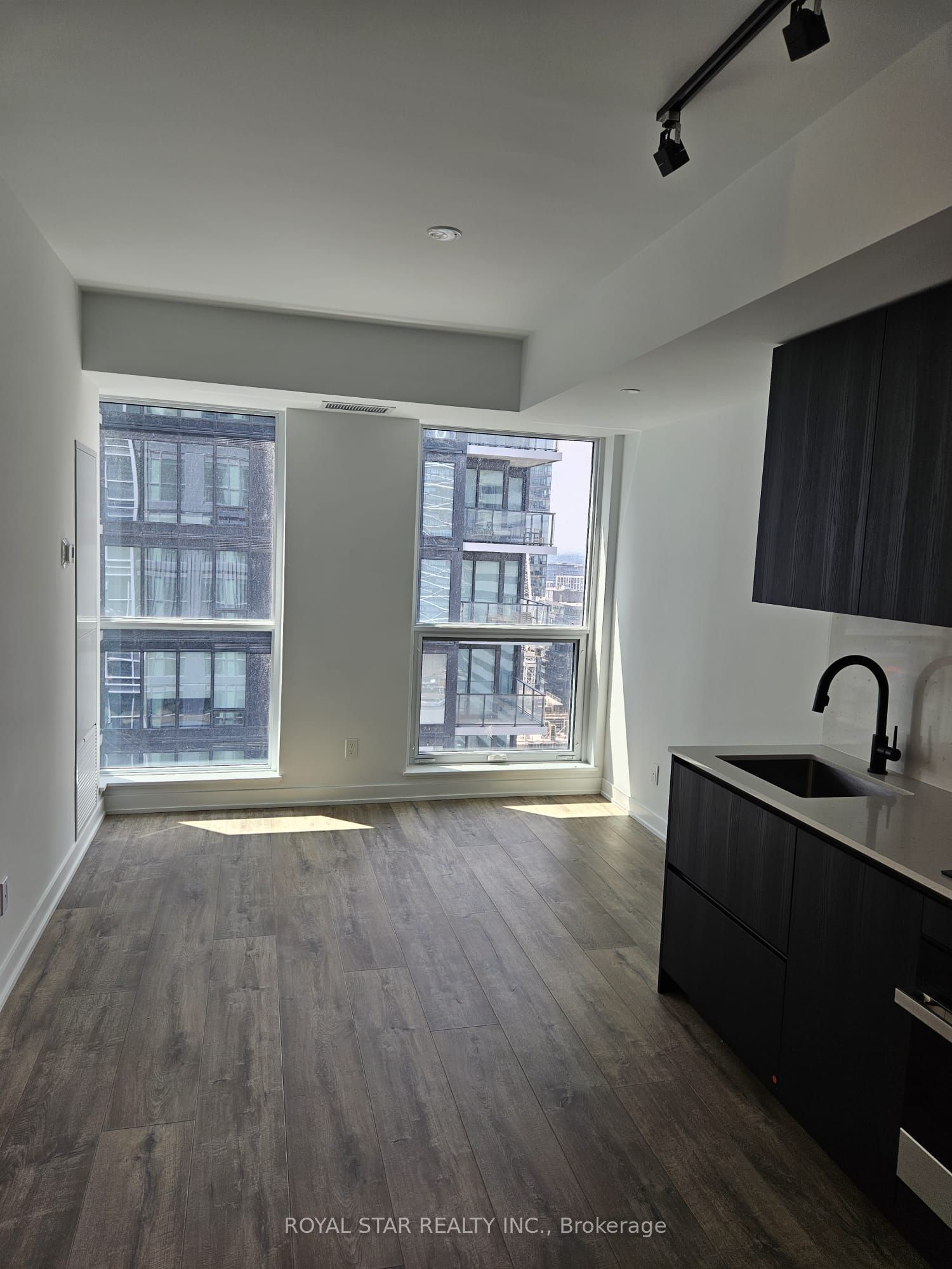 327 King Street W 2205, Toronto, ON M5V 1J5 photo 4
