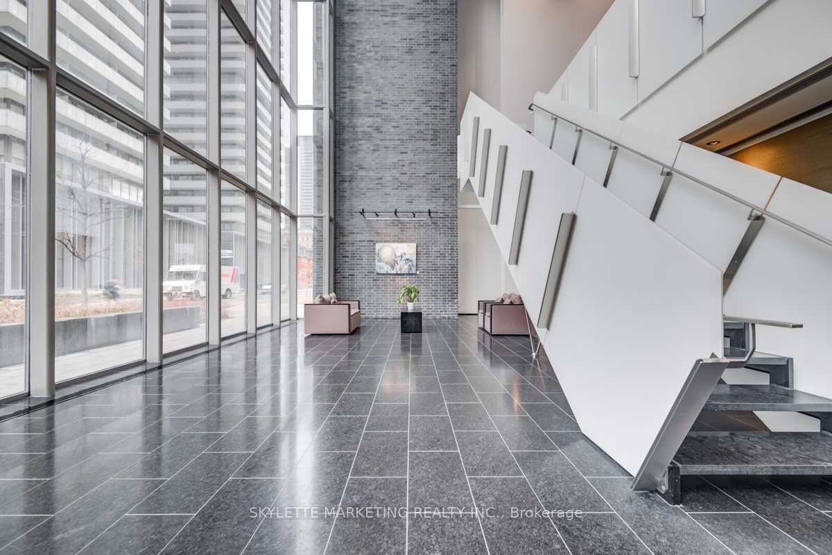 33 Charles Street E 3702, Toronto, ON M4Y 0A2 photo 2