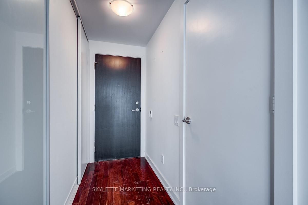 33 Charles Street E 3702, Toronto, ON M4Y 0A2 photo 3