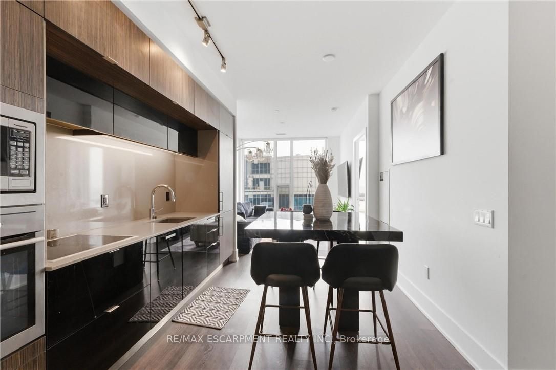 10 York Street 3807, Toronto, ON M5J 0E1 photo 3