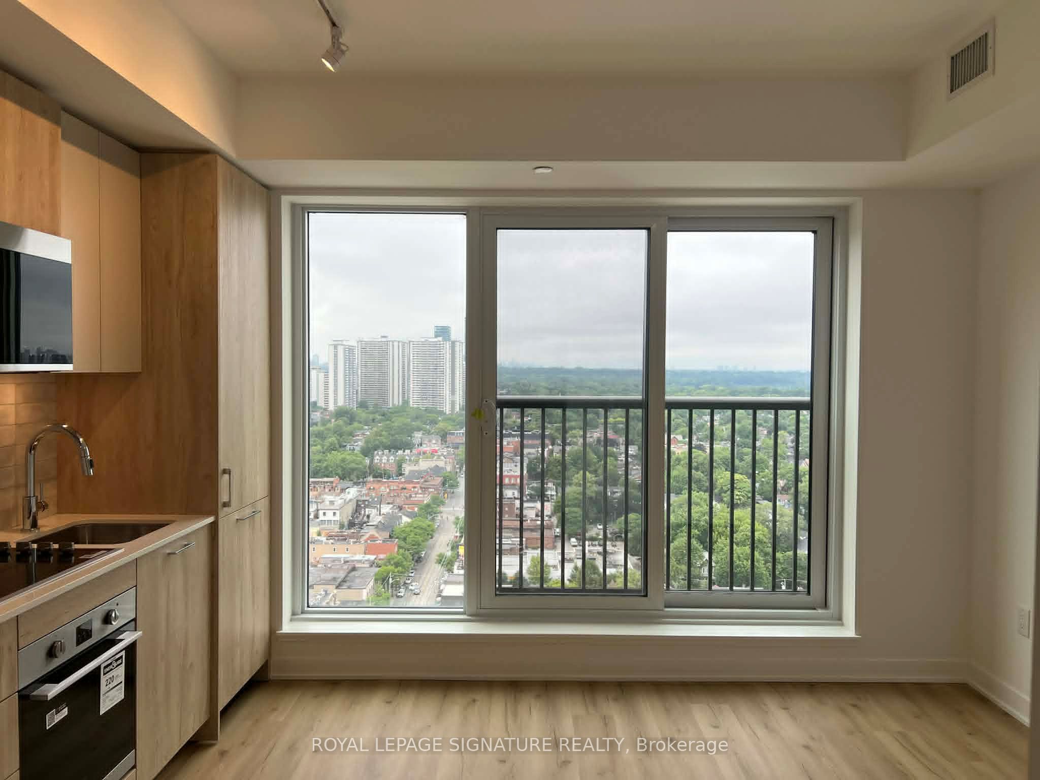 10 Oak St Street 2310, Toronto, ON M5A 0Z1