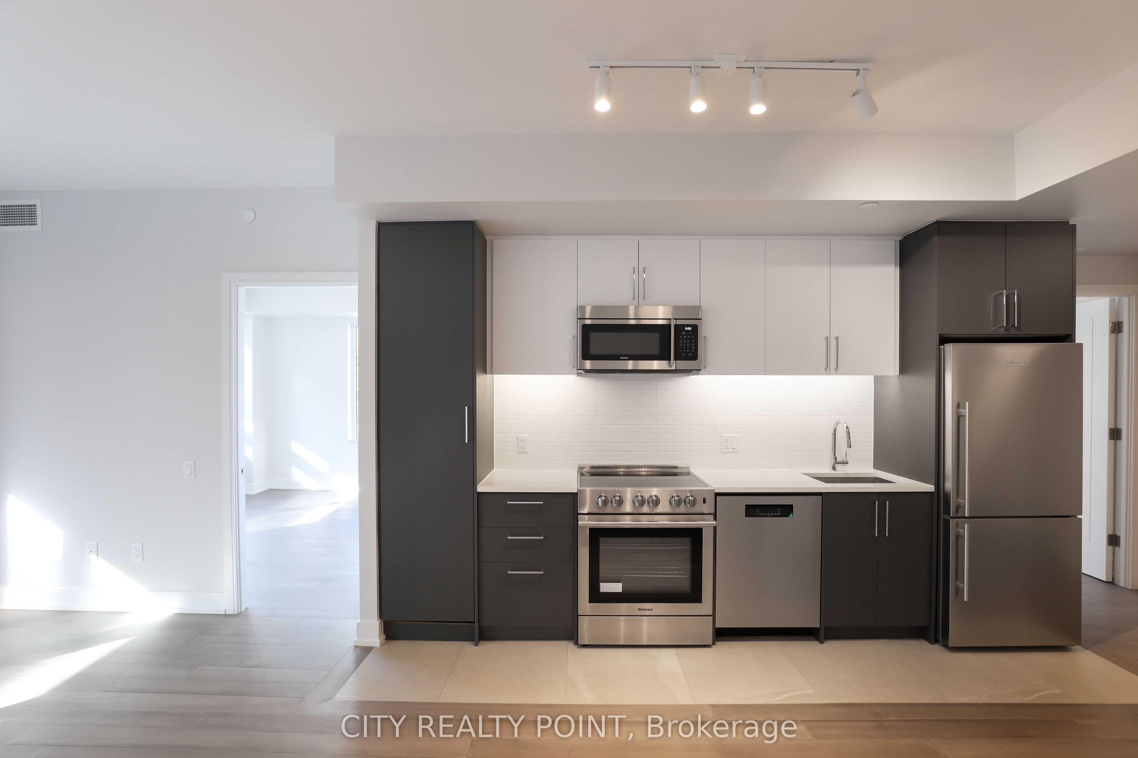 2525 Bathurst Street 1104, Toronto, ON M6B 2Y9 photo 2