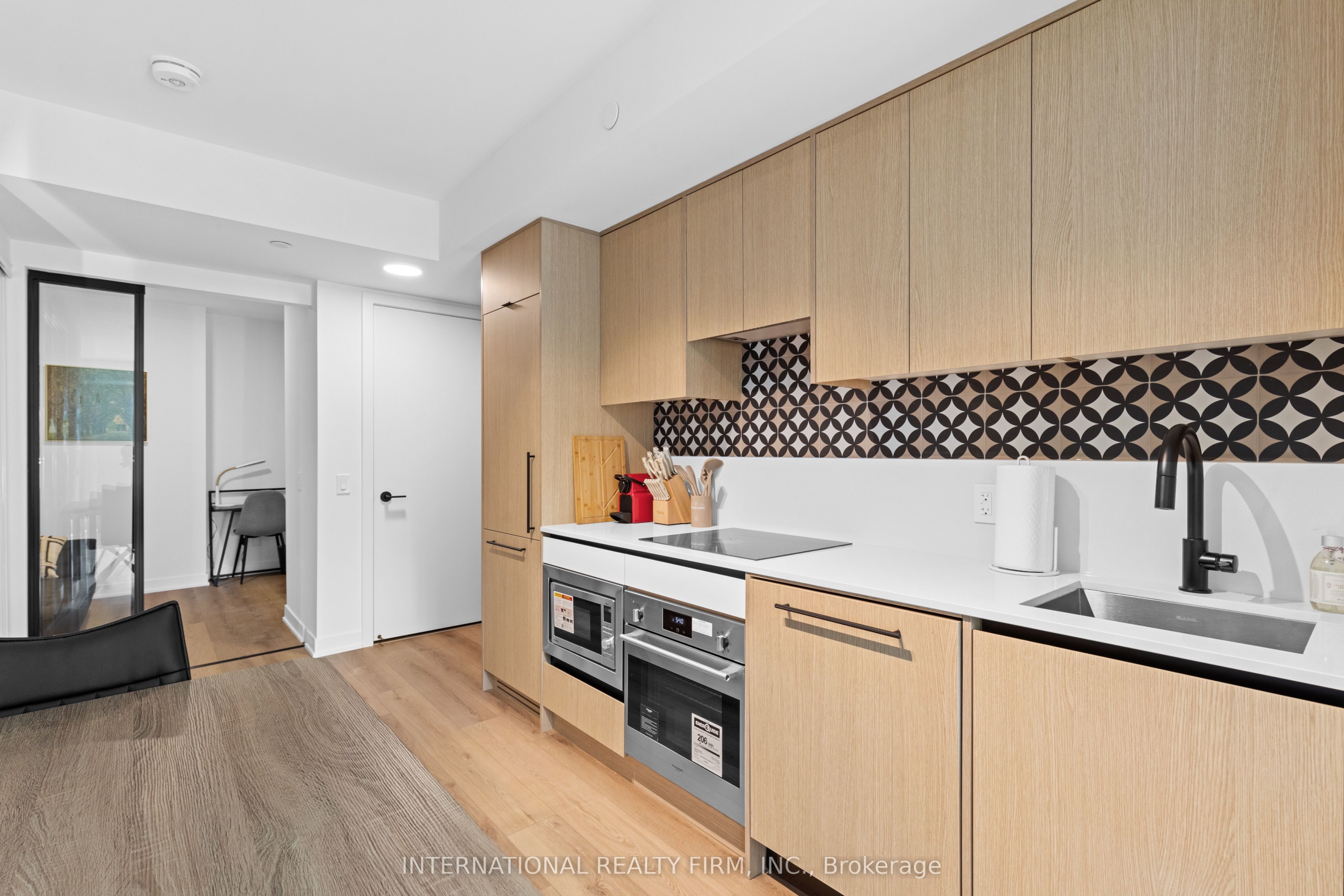 5 Lakeview Avenue 409, Toronto, ON M6H 0H3 photo 3