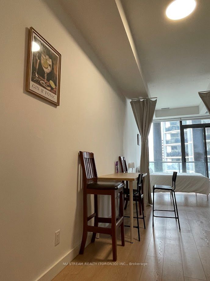 81 Wellesley Street E 607, Toronto, ON M4Y 0C5 photo 5