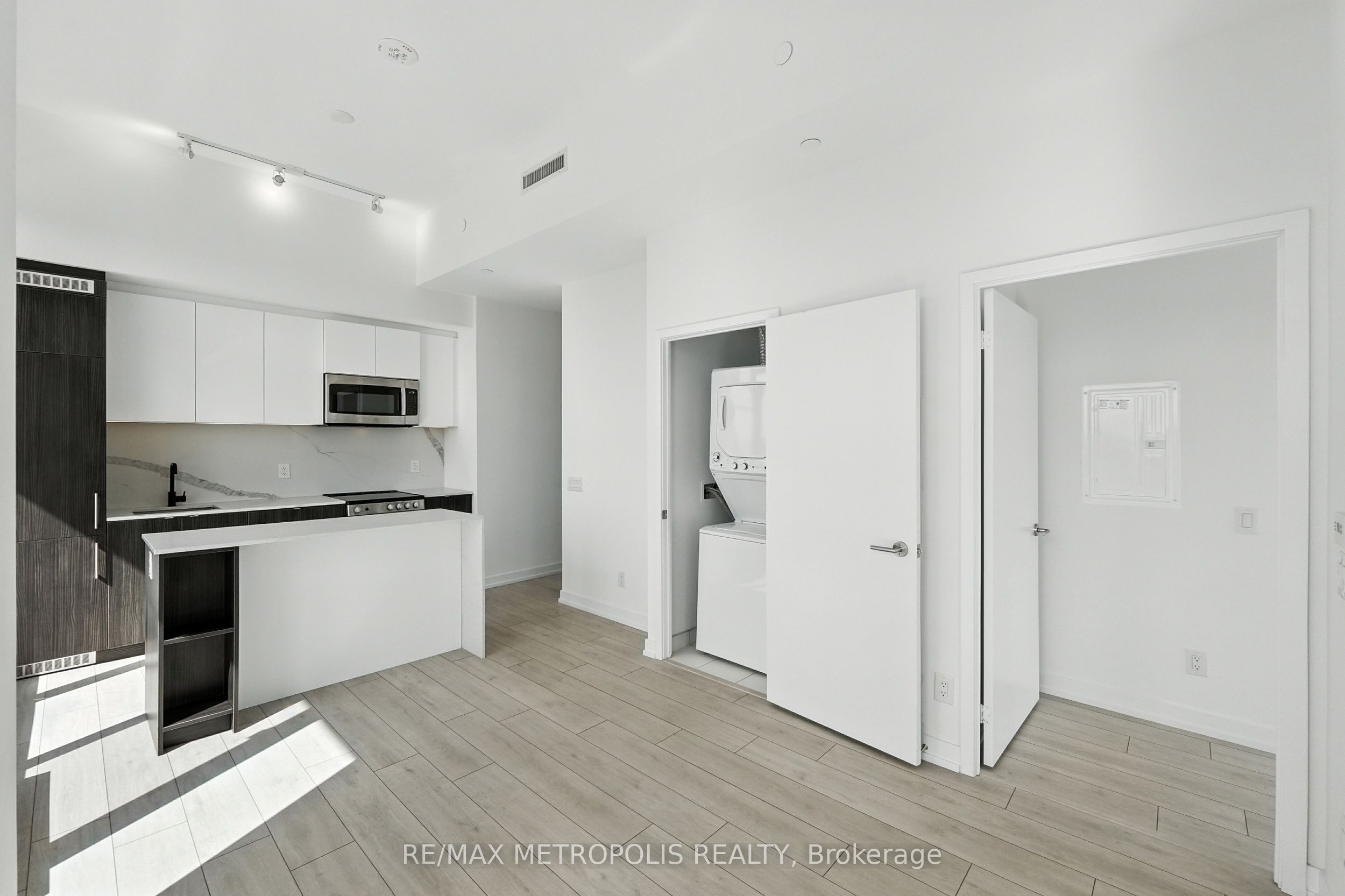 500 Dupont Street 815, Toronto, ON M6G 0B8 photo 4
