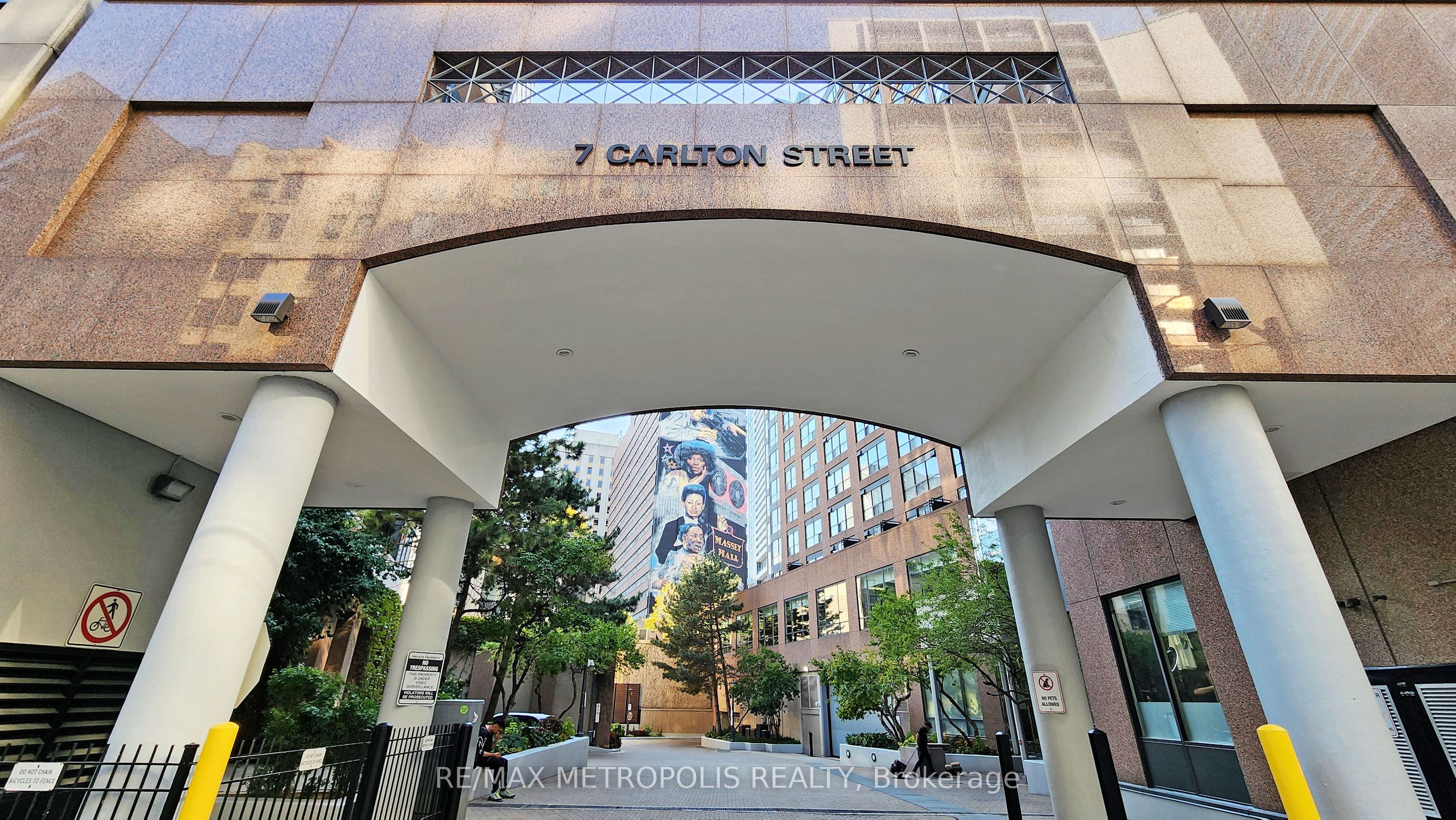 7 Carlton Street 708, Toronto, ON M5B 2M3 photo 2